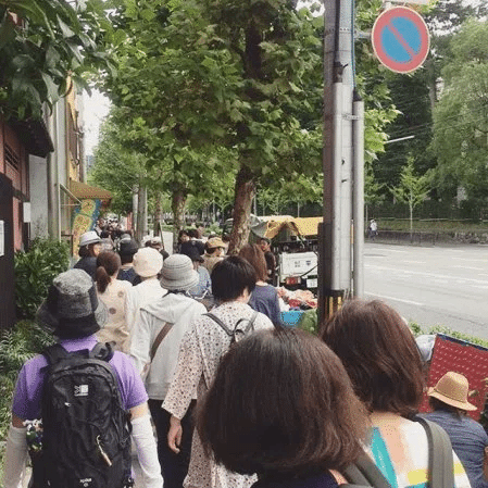 Crowds around the Hyakumanben intersection with street vendors