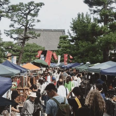 Rows of handmade stalls inside Chion-ji Temple precincts