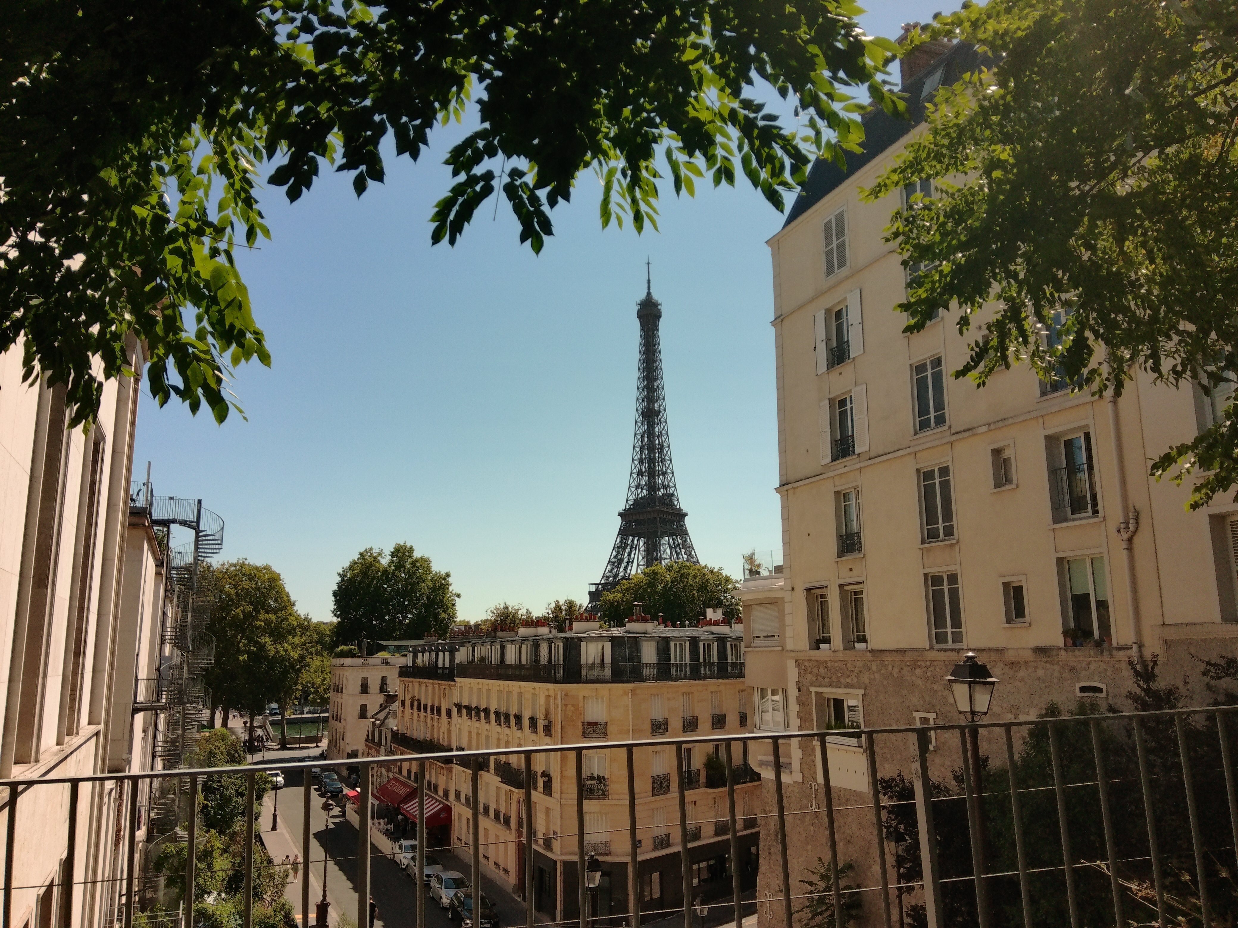 あなたはこのエッフェル塔よりでかいの？ あなたはこのエッフェル塔よりでかいの？ あなたはこのエッフェル塔