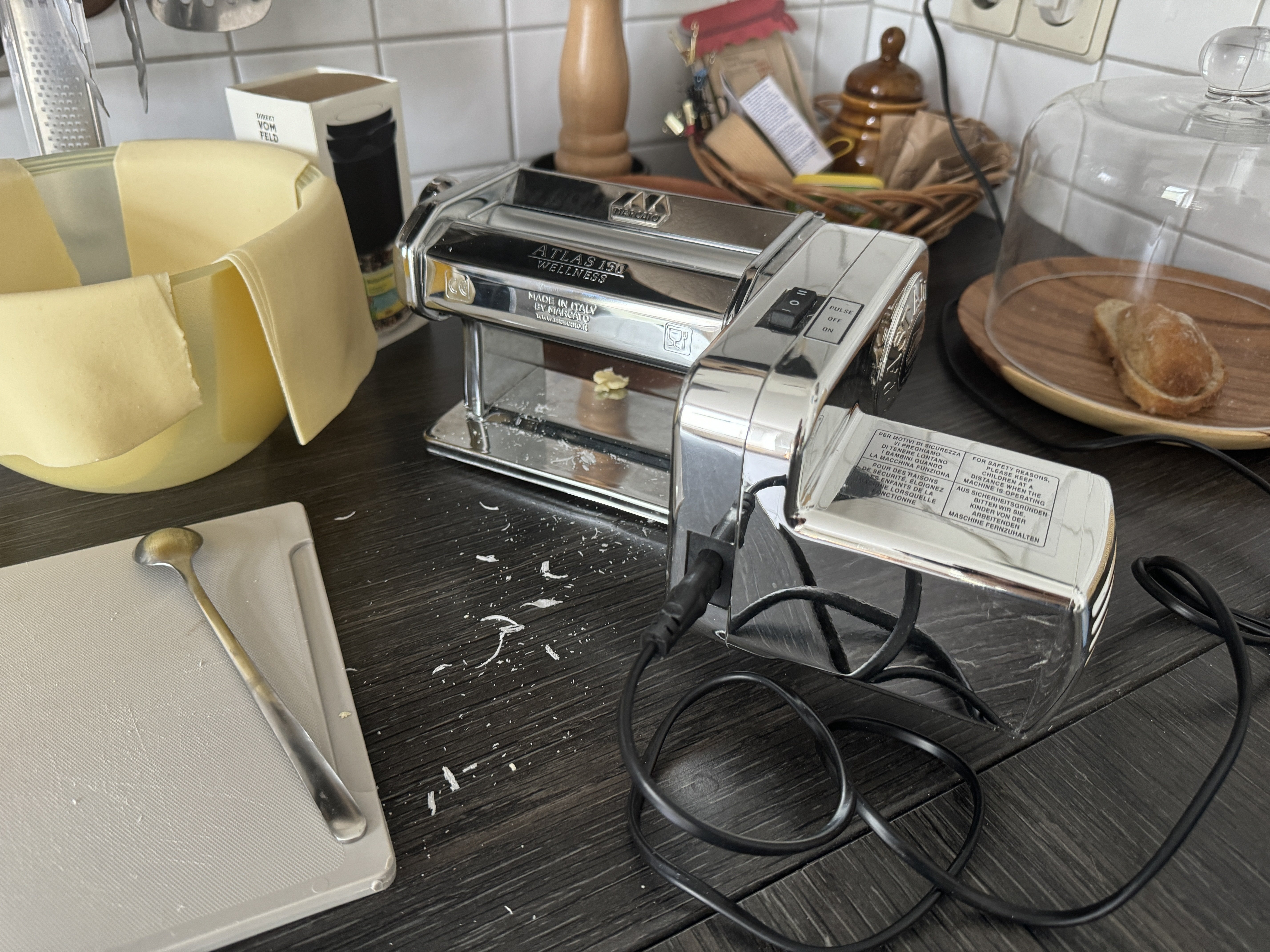 パスタマシンにモーターをつけてパパッとおいしく生パスタ｜ドイツで