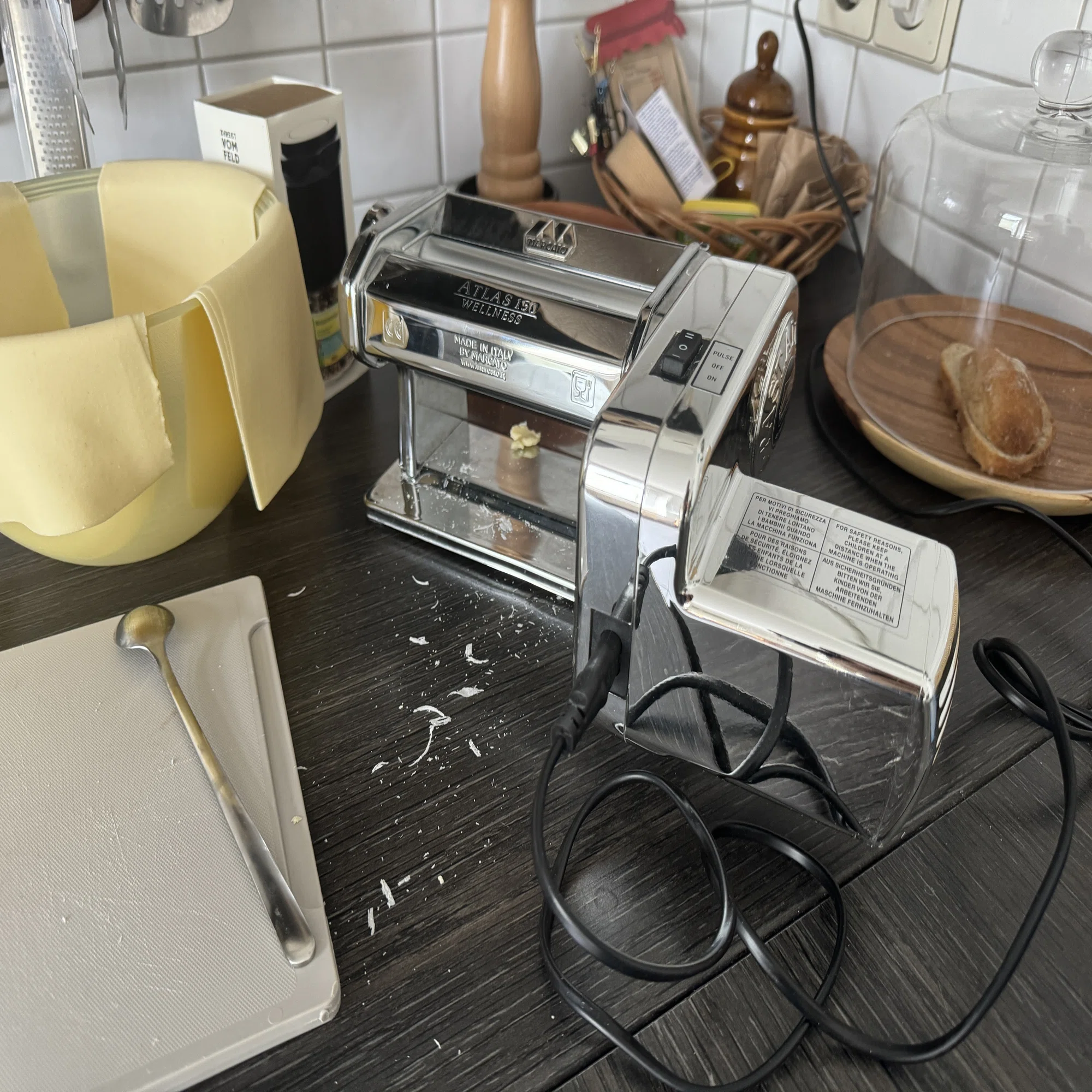 パスタマシンにモーターをつけてパパッとおいしく生パスタ｜ドイツで 