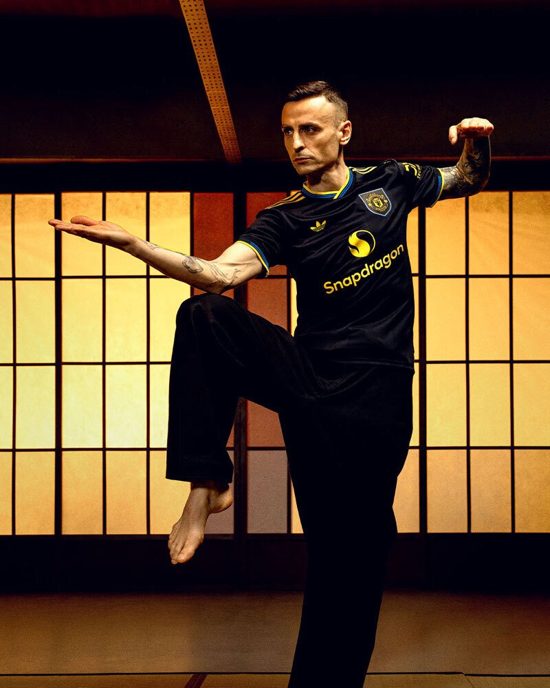 マンチェスターU、今季サードユニは伝説「カンフーキック事件」の