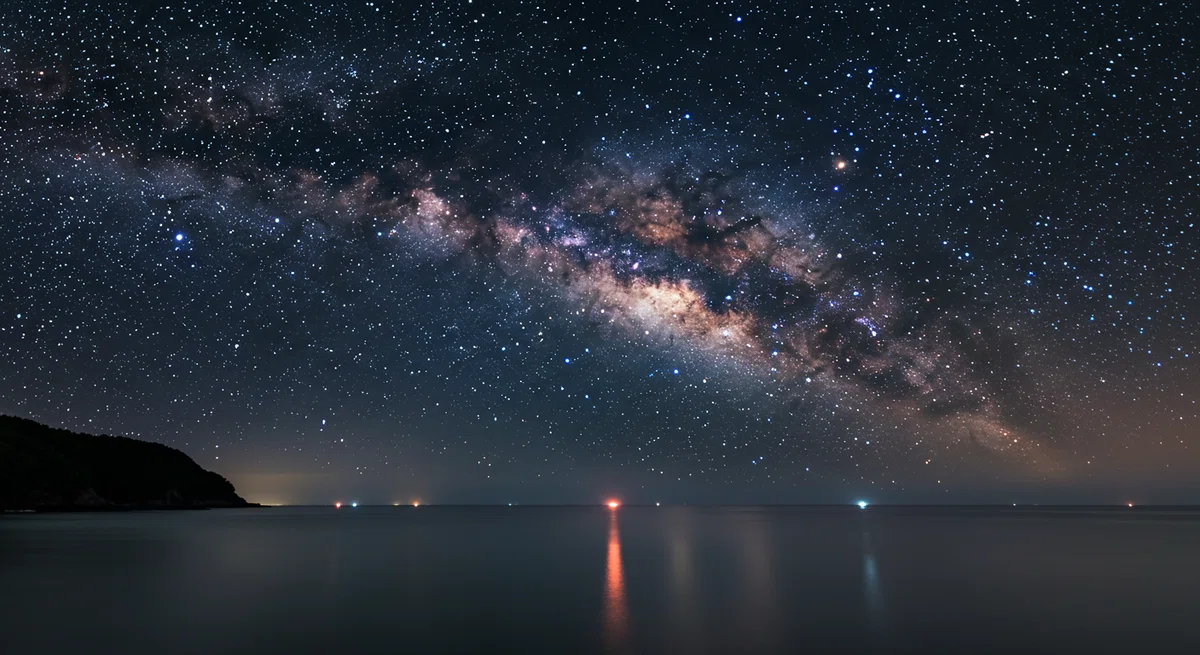 満天の星空と海が織りなす、幻想的で感動的な夜の風景。