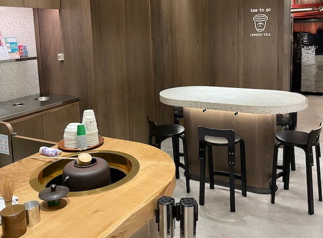 新丸ビルに移転した一保堂茶舗で、茶釜を使って点てる抹茶を頂く 