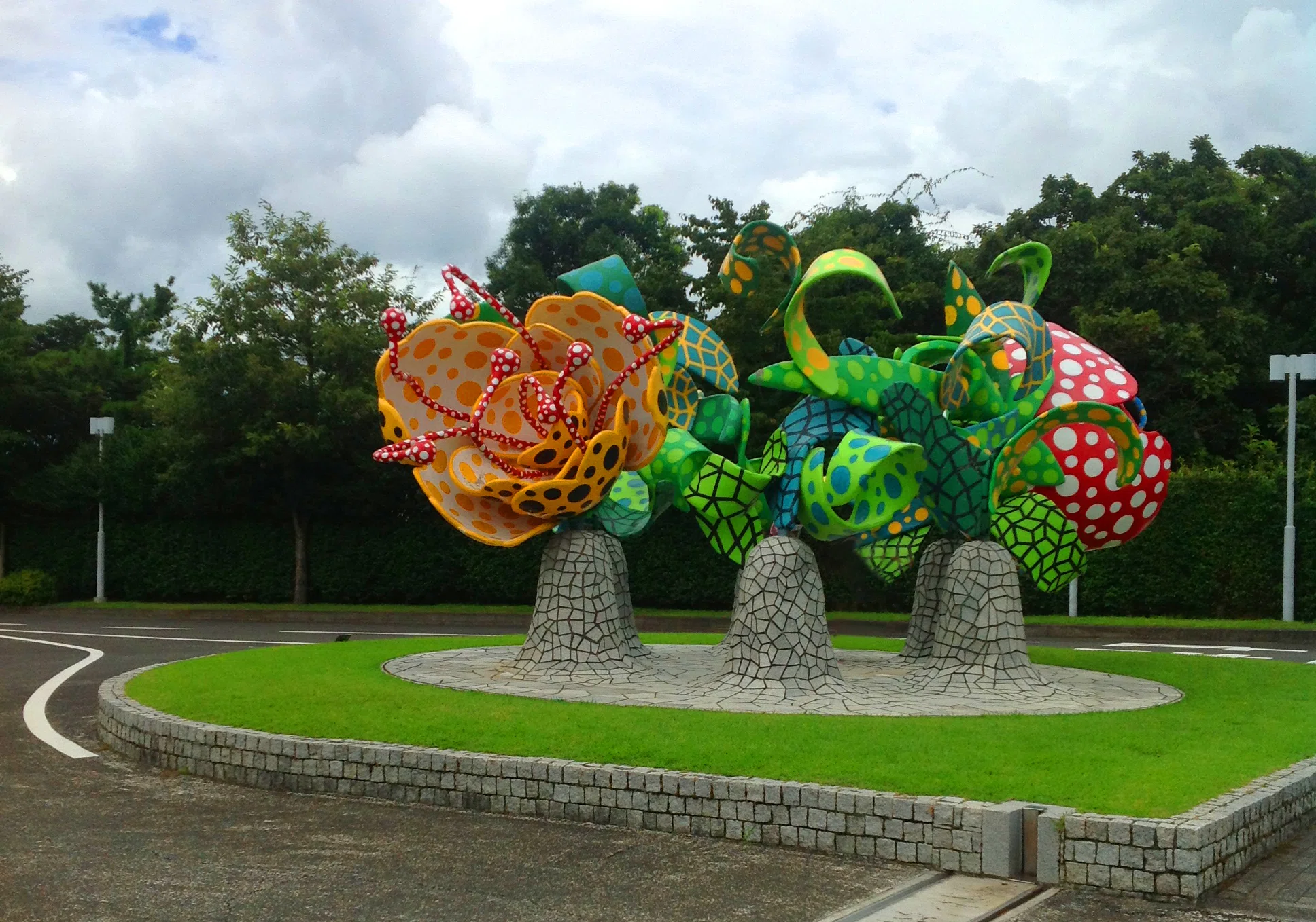 鹿児島県霧島アートの森｜豊かな自然とポジティブになれる作品が