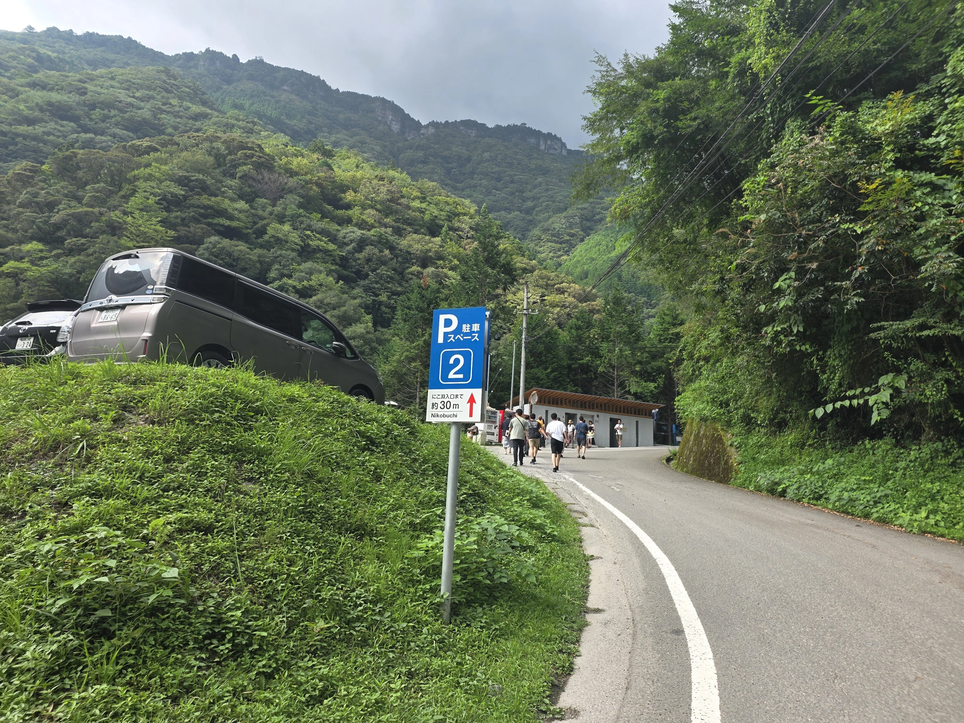 高知市から1時間の別世界――にこ淵で出会う碧の奇跡」｜トム