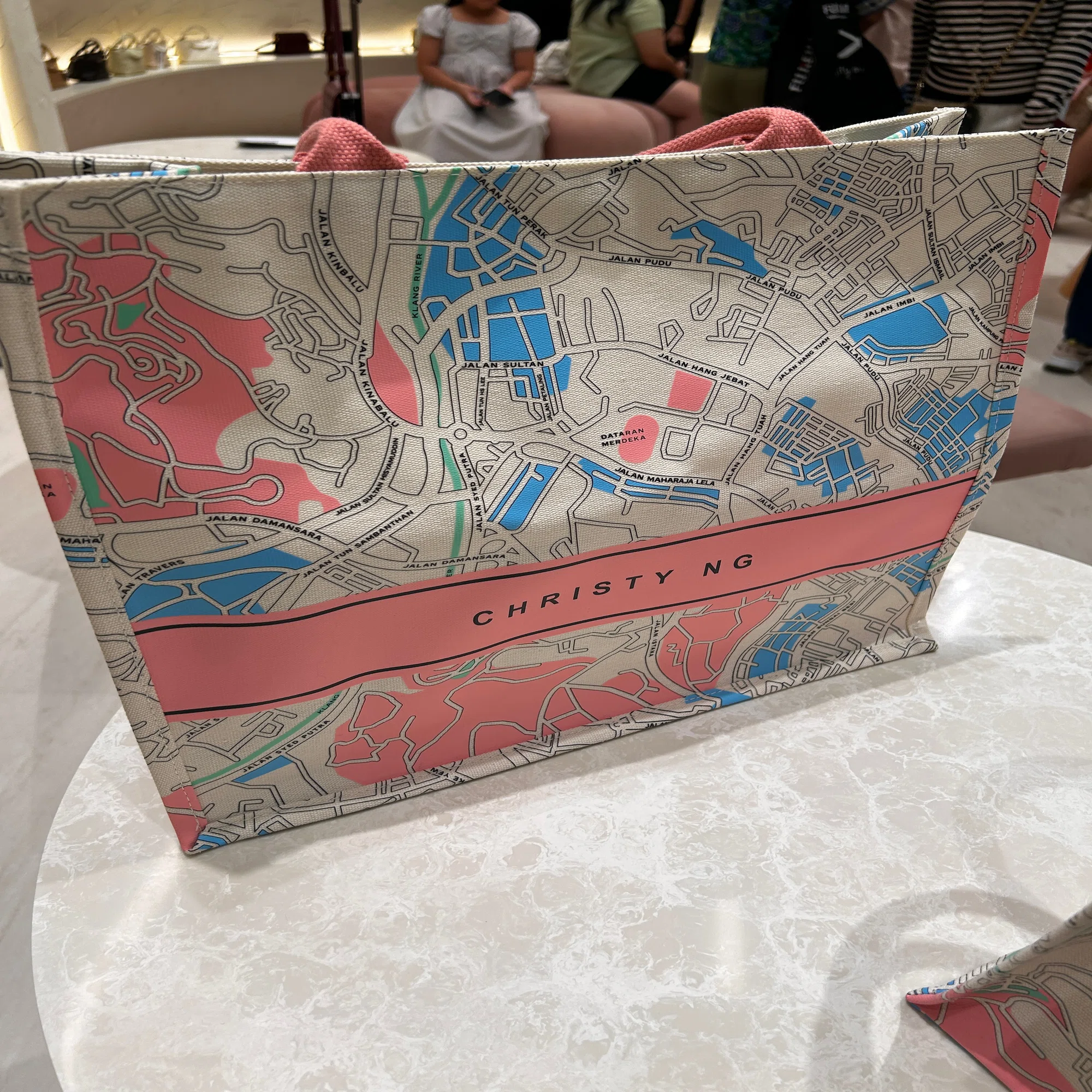 Christy Ngのマイタウンの店舗に行ったらミッフィーコラボなどに胸を 