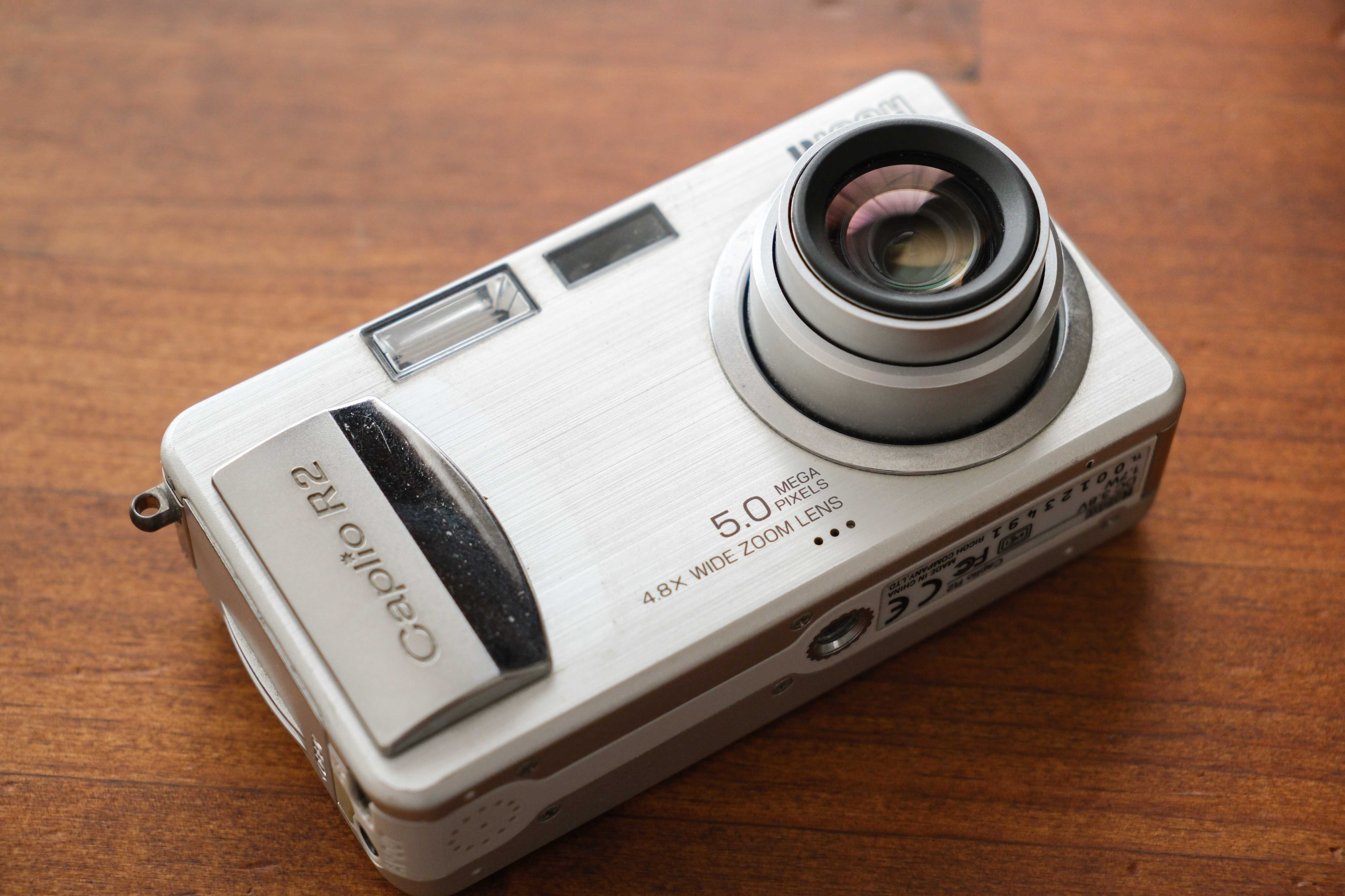 【美品】RICOH Caplio R2 コンデジ　デジタルカメラ Amazon | RICOH Caplio R2 シルバー デジタルカメラ