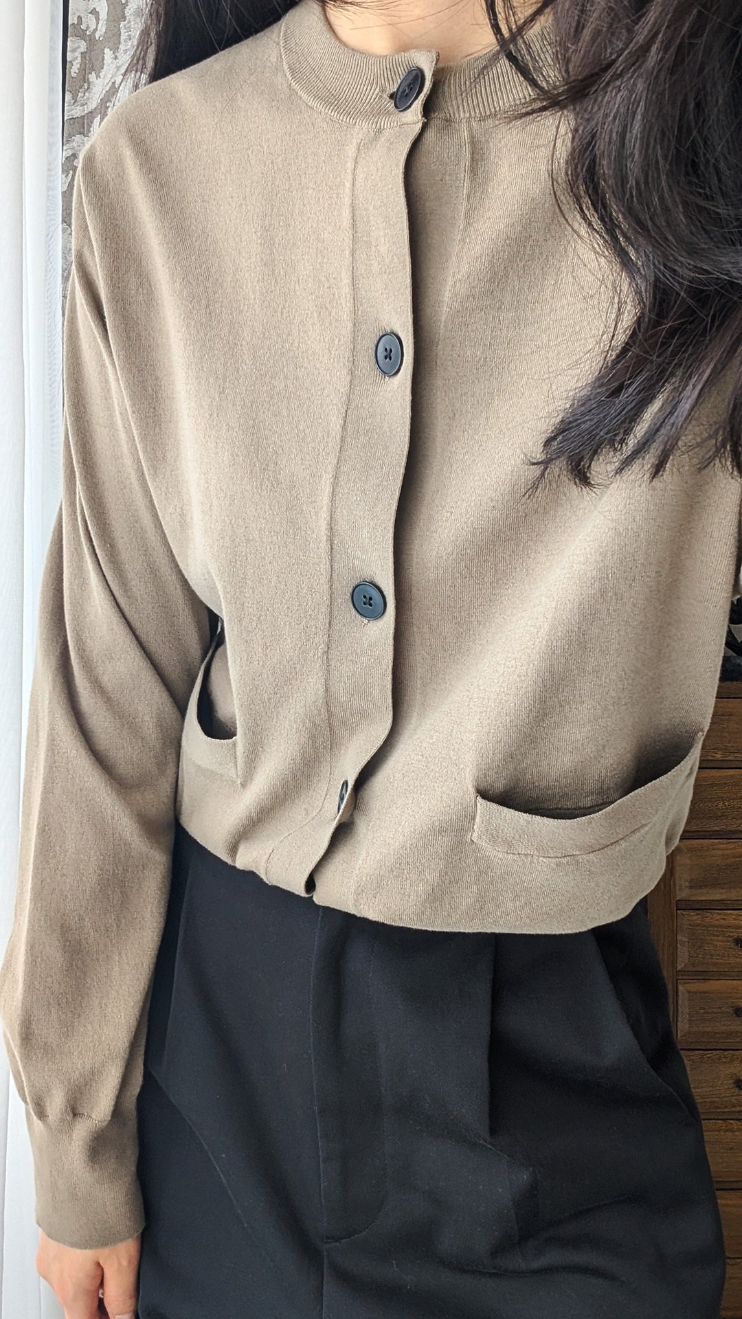 敏感肌でも快適！LOEFFハイゲージドルマンカーディガンの触感と着心地