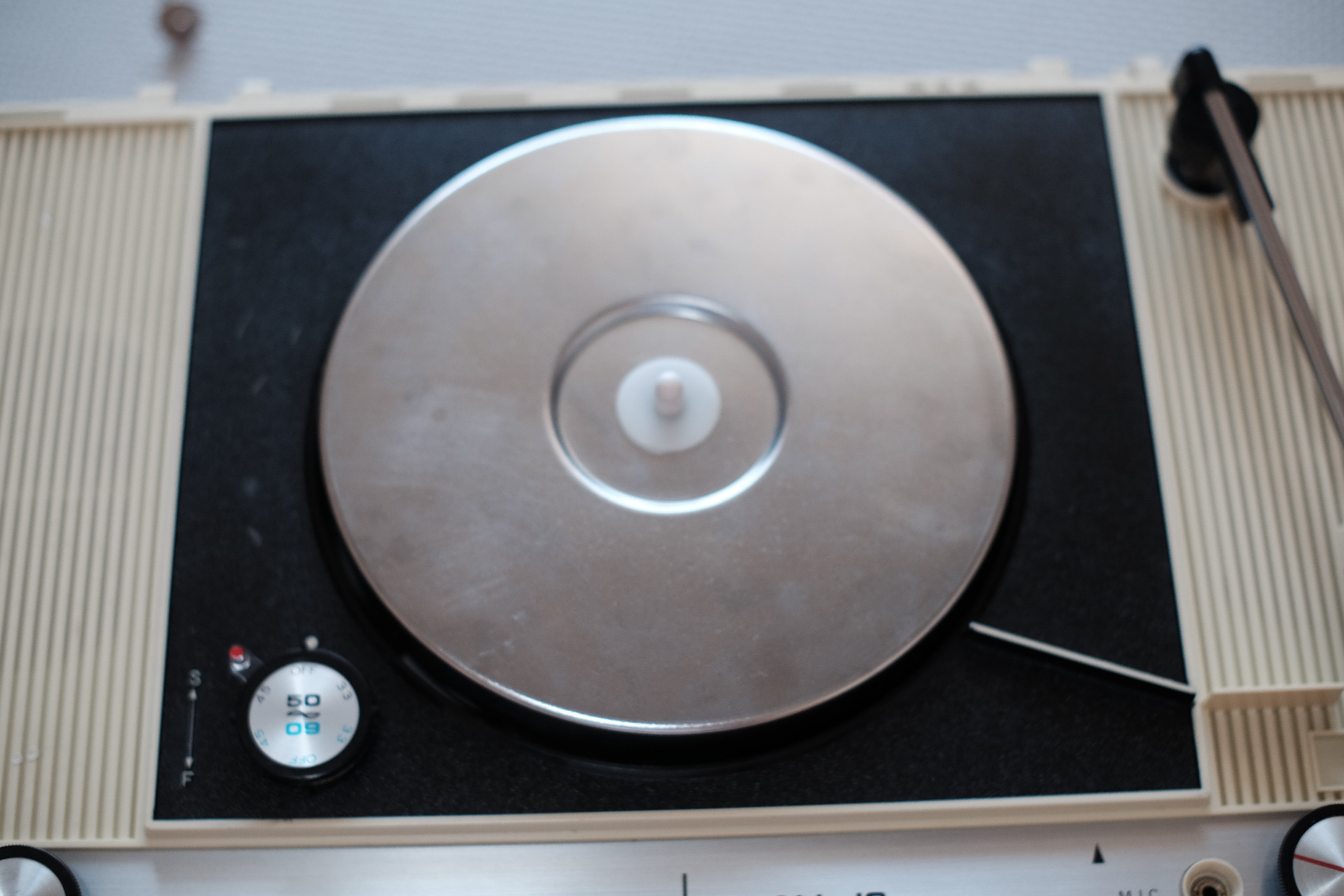 鮮やかな赤のレコードプレーヤー ビクター（Victor）｜PE-8400