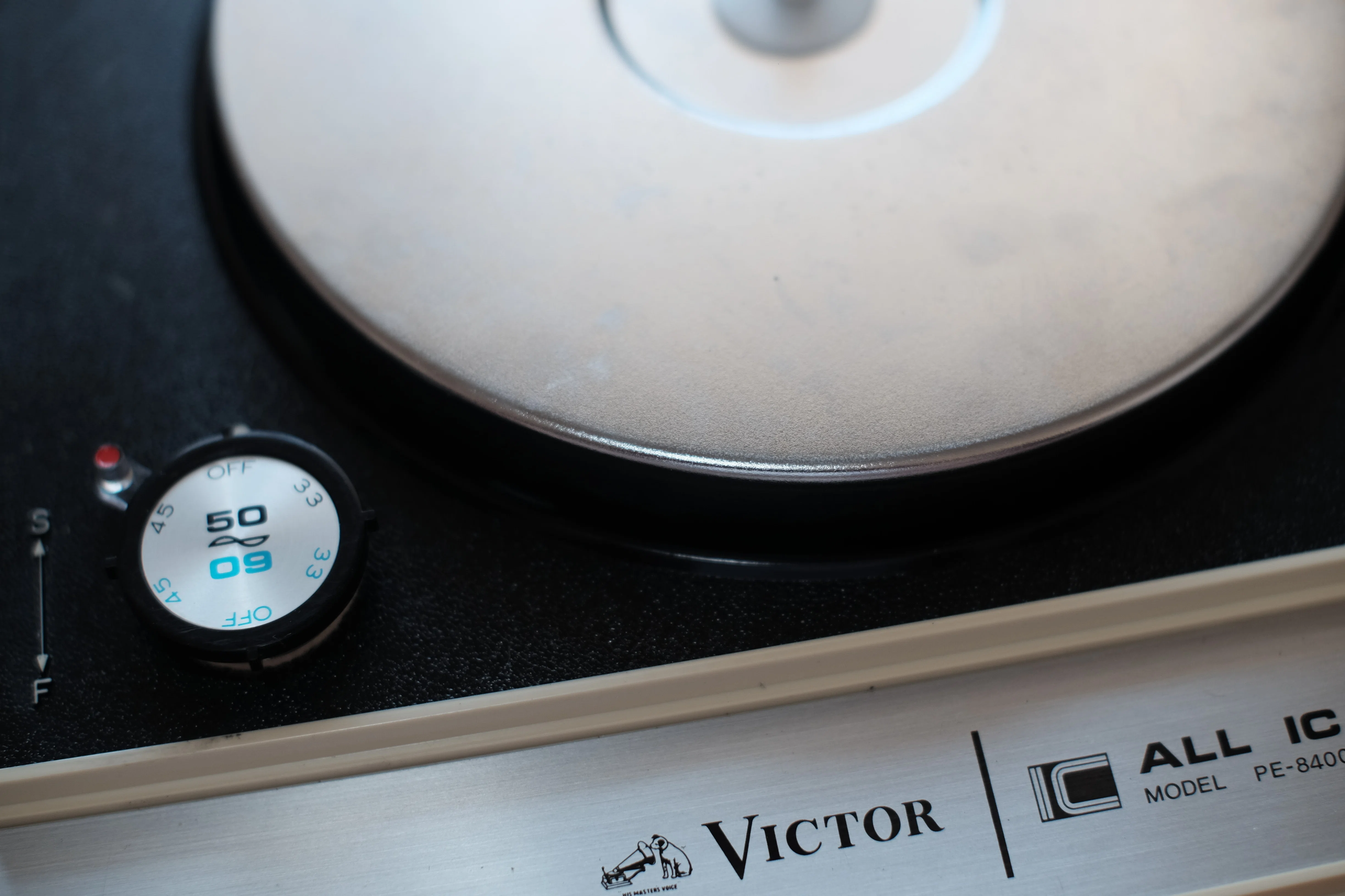 鮮やかな赤のレコードプレーヤー ビクター（Victor）｜PE-8400 その④