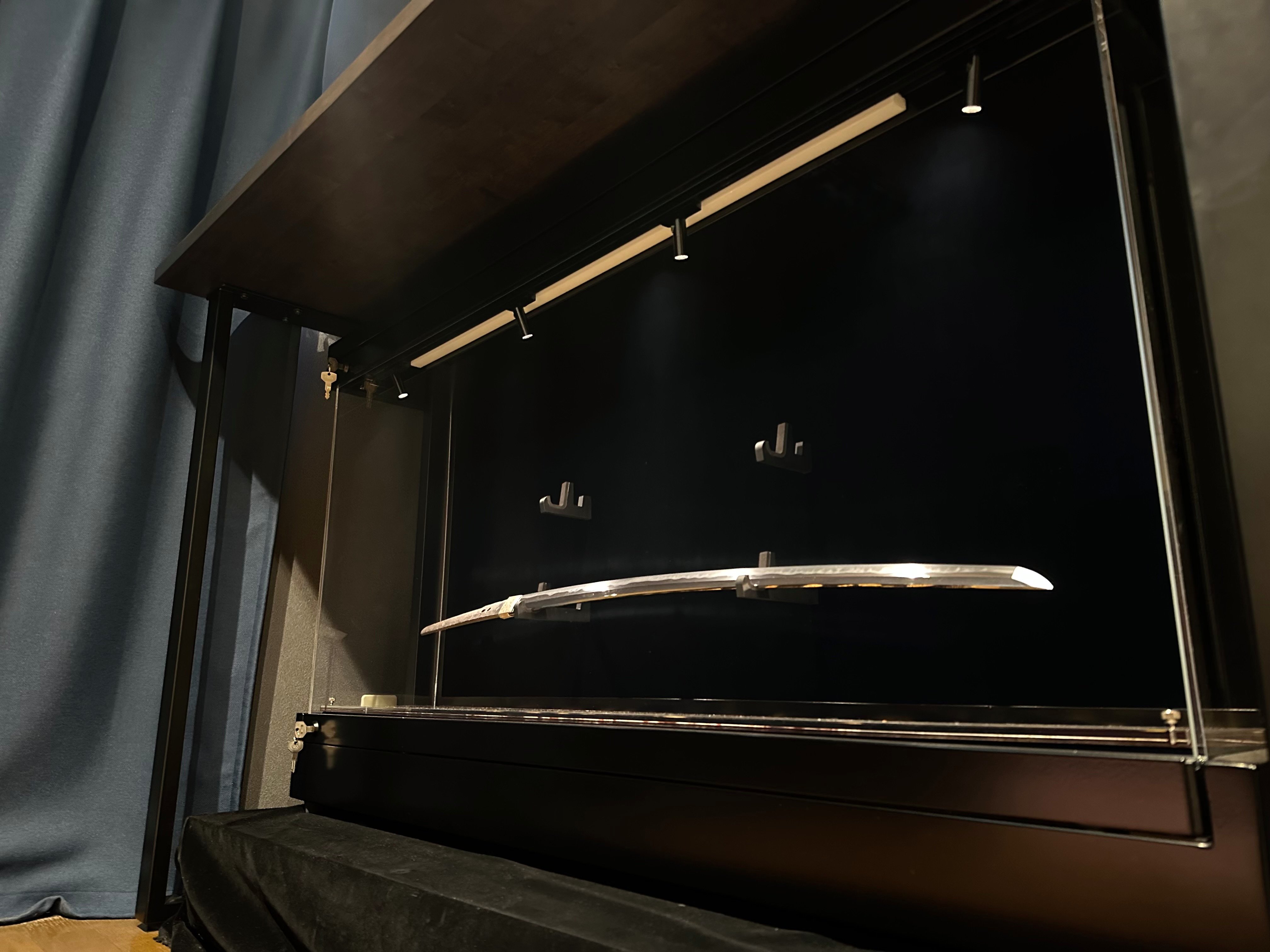 全ての刀展示ケースを「太黒門」仕様へ｜刀箱師の日本刀ブログ 中村圭佑