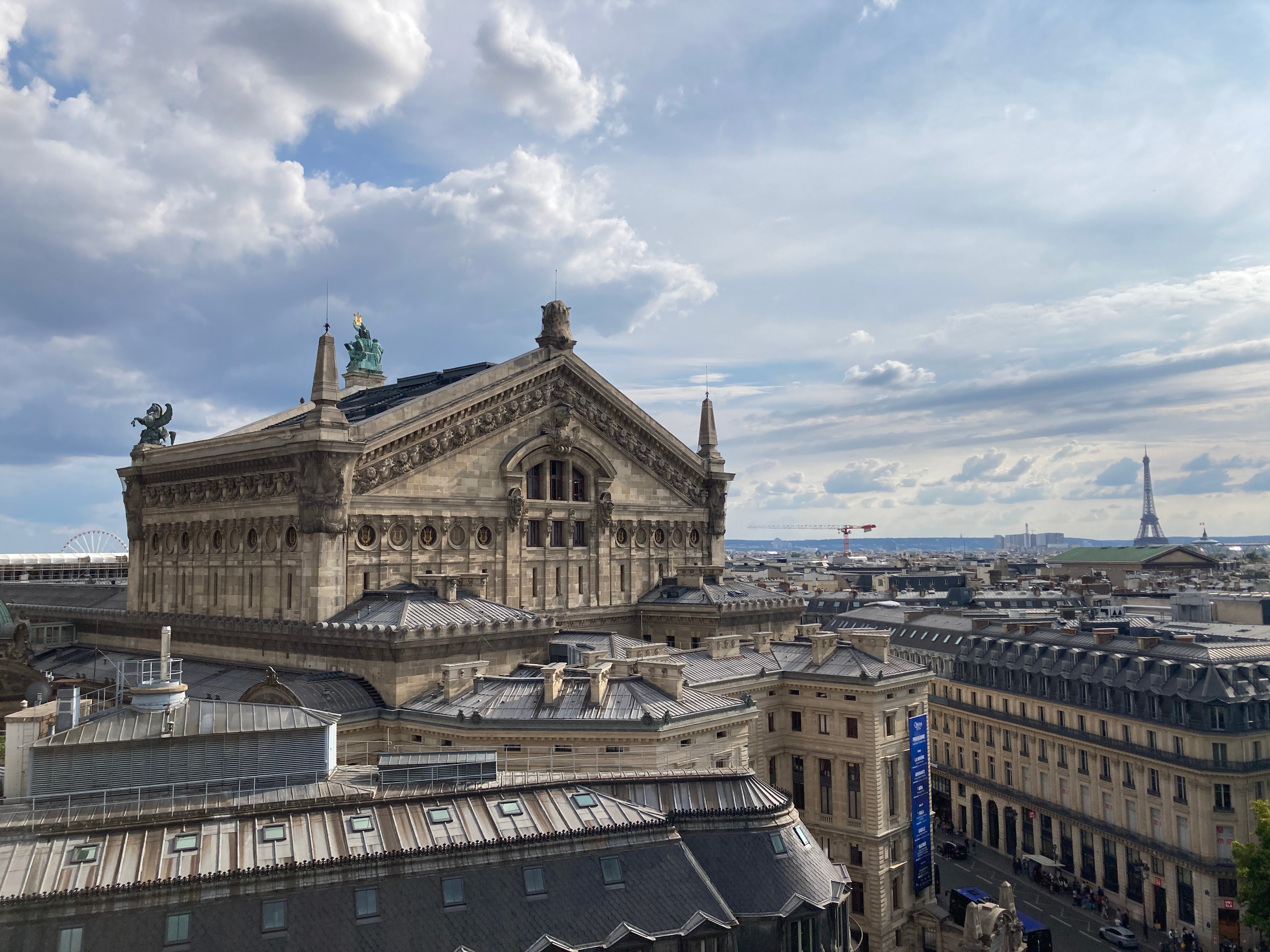 エッフェル塔から眺めるパリ｜ハトとねこ