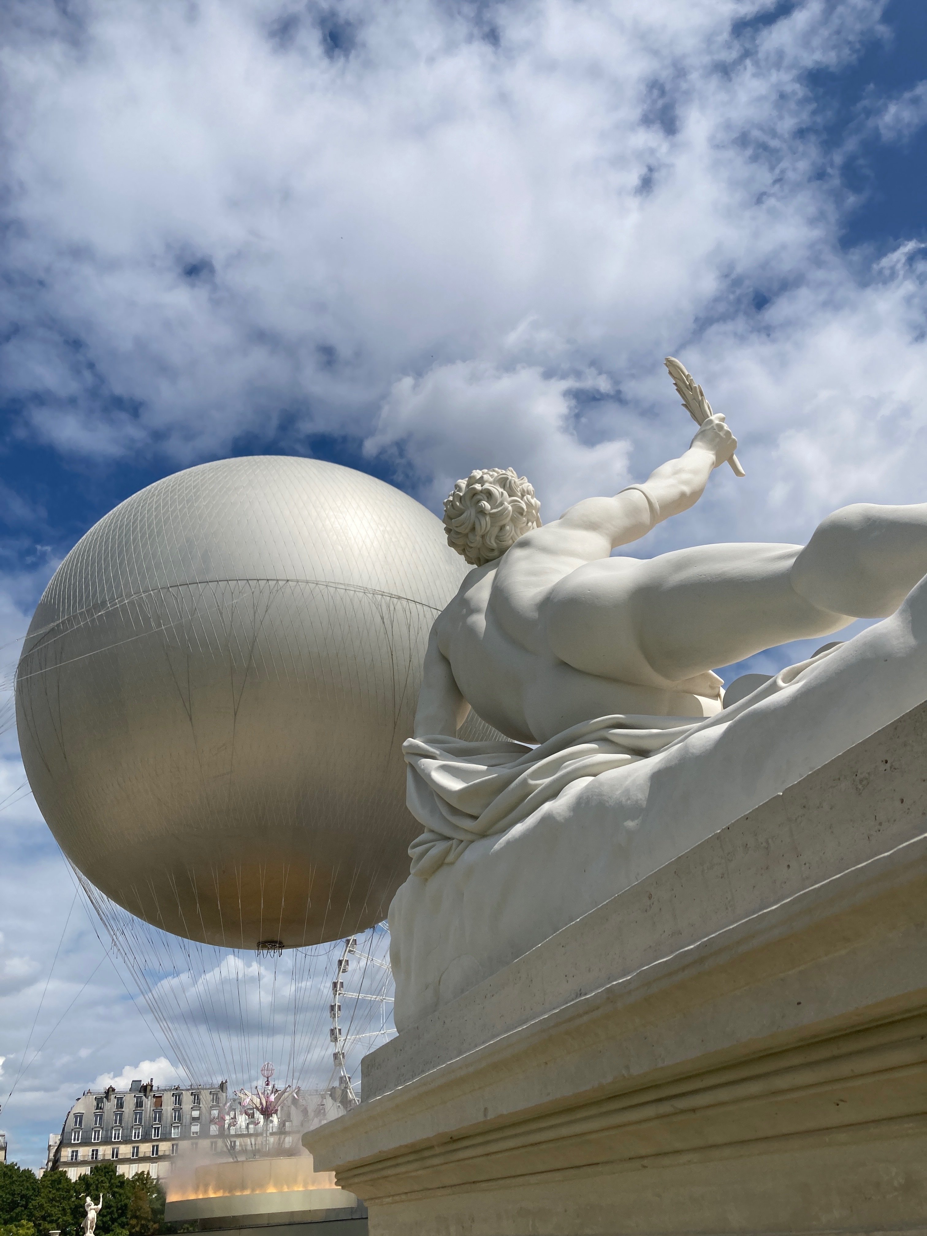 エッフェル塔から眺めるパリ｜ハトとねこ