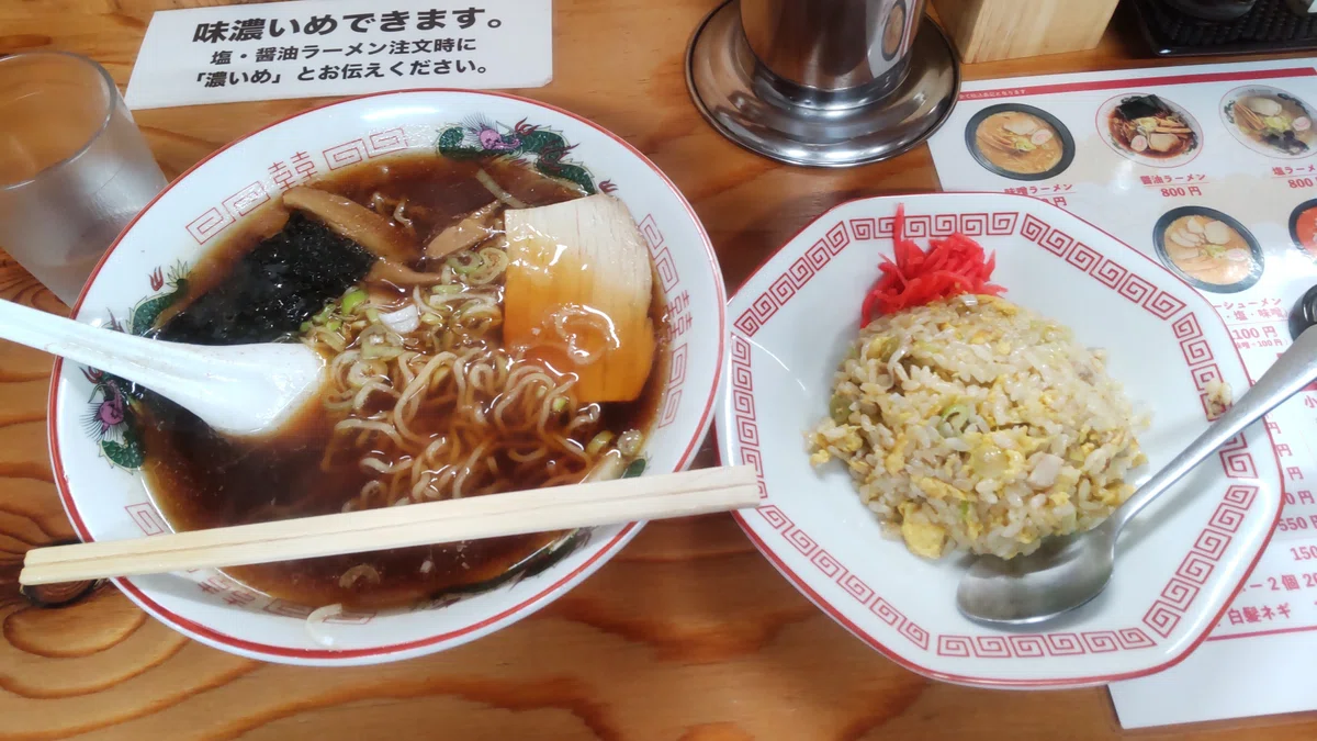 つるい軒の醤油ラーメンと半チャーハンの写真