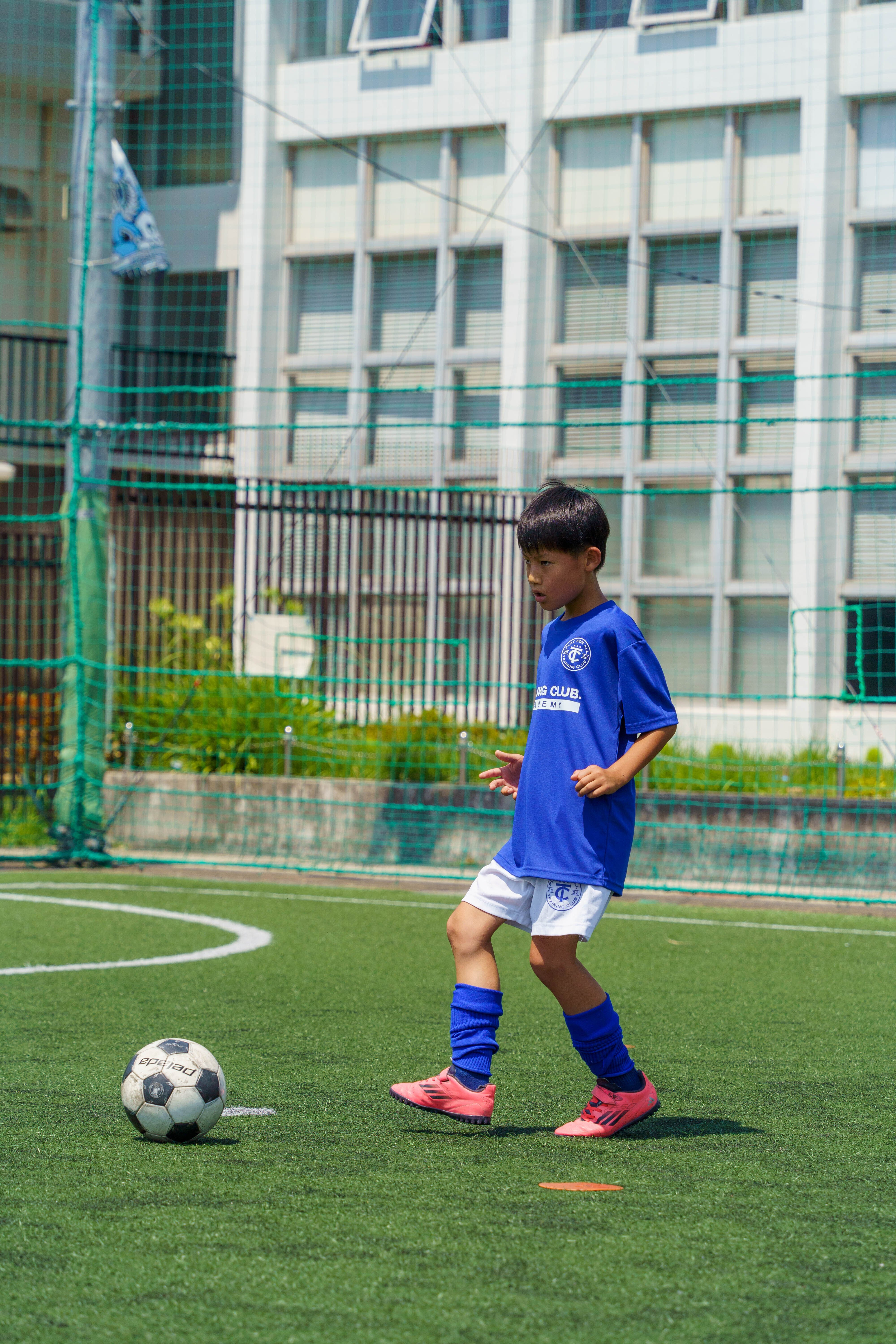 インサイドキックが上達しない理由は、“蹴ろう”としているから｜佐藤佳