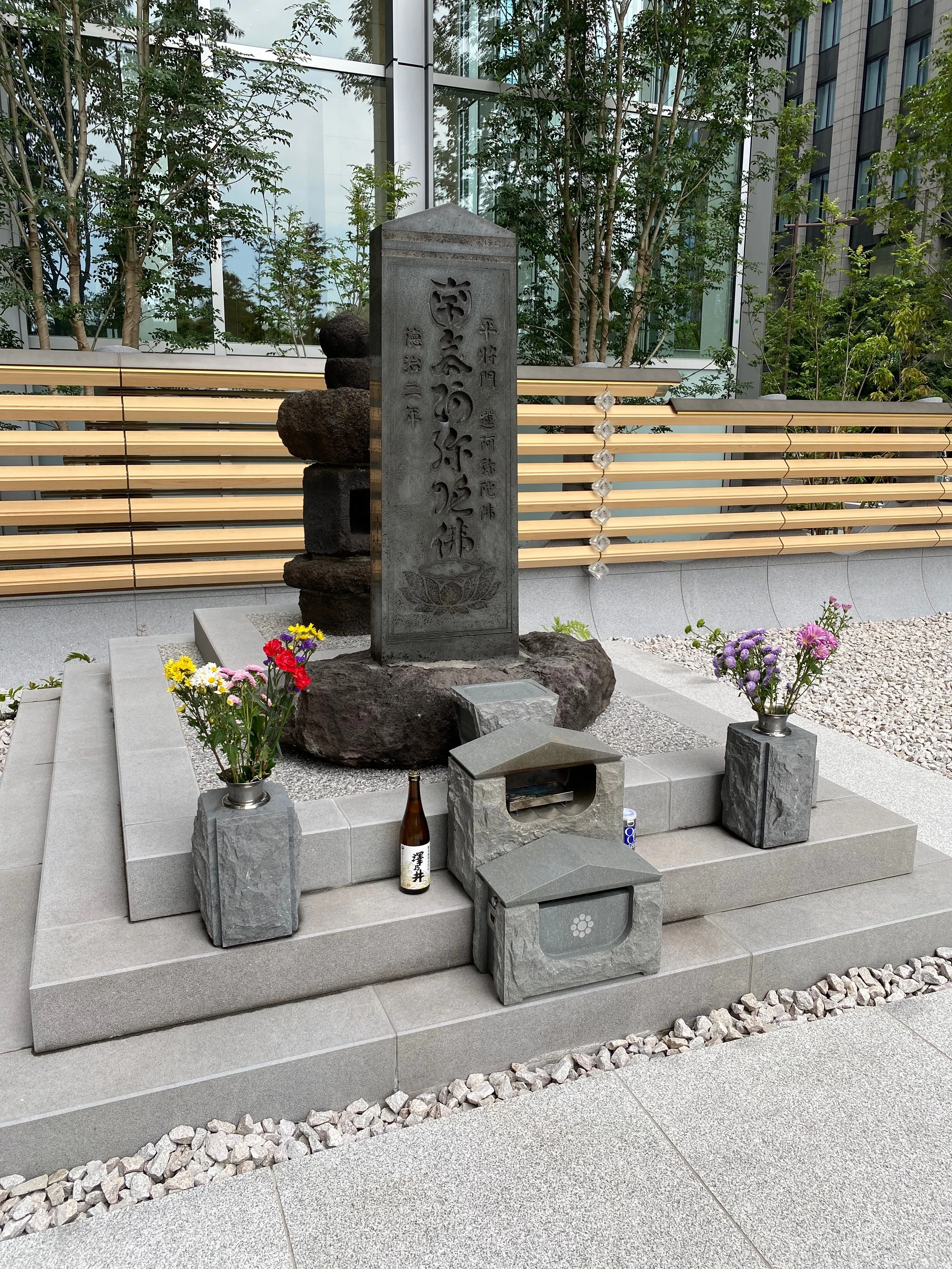 ビジネス街に今なお残る祟りの地─将門塚｜凛