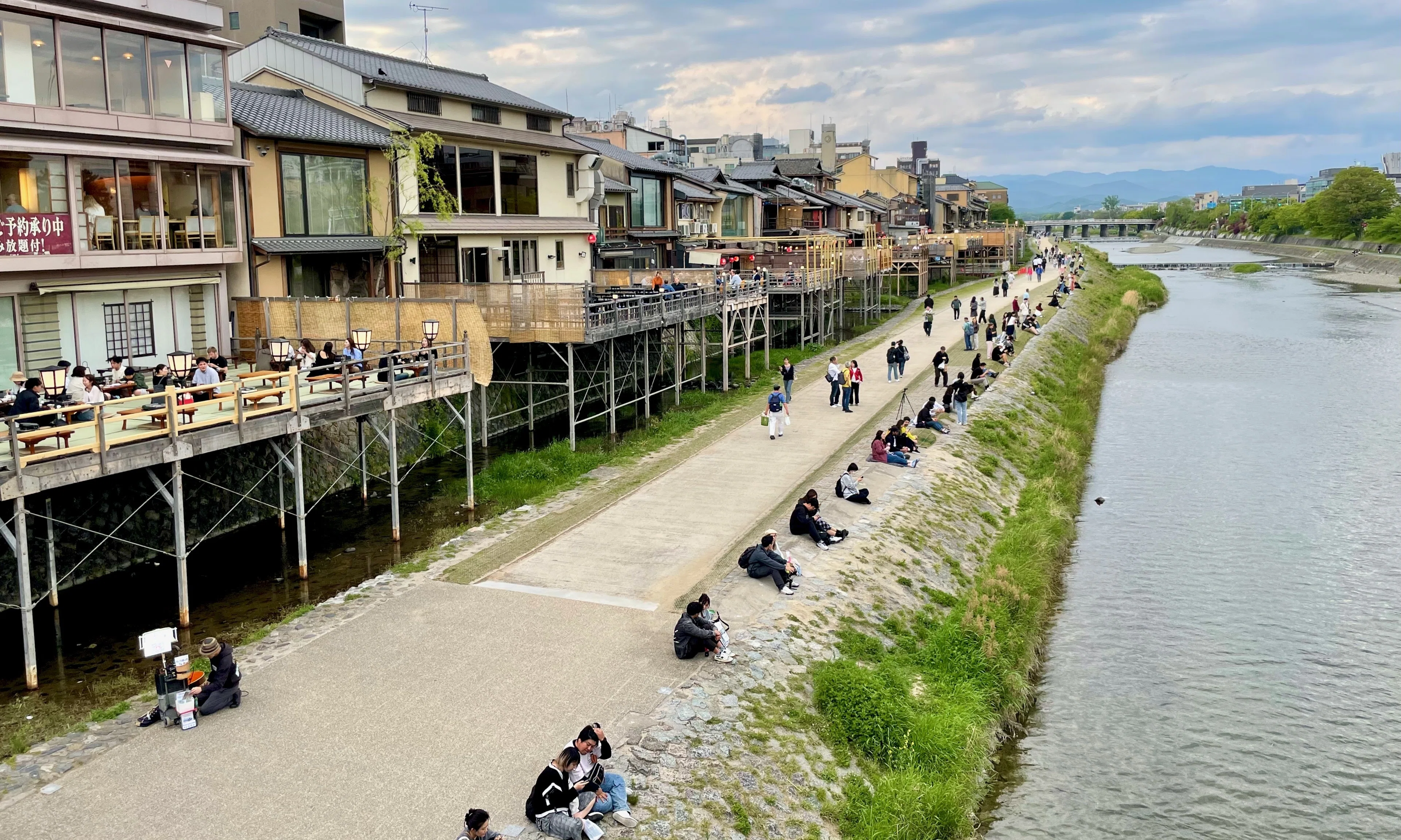 京都の鴨川は、世界有数のベンチスポット｜Mao Yoshida