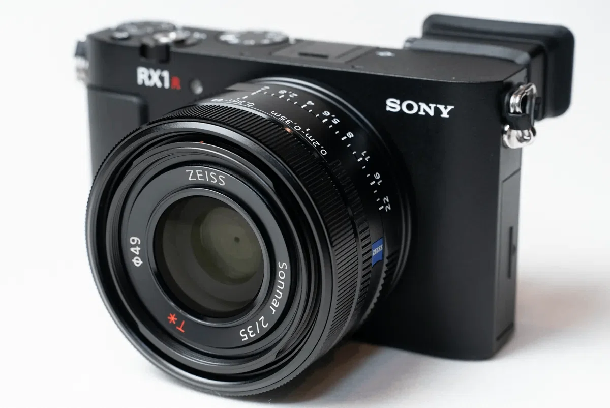 新製品 店頭常設展示開始＞レンズ一体型コンパクトカメラの最上位機種