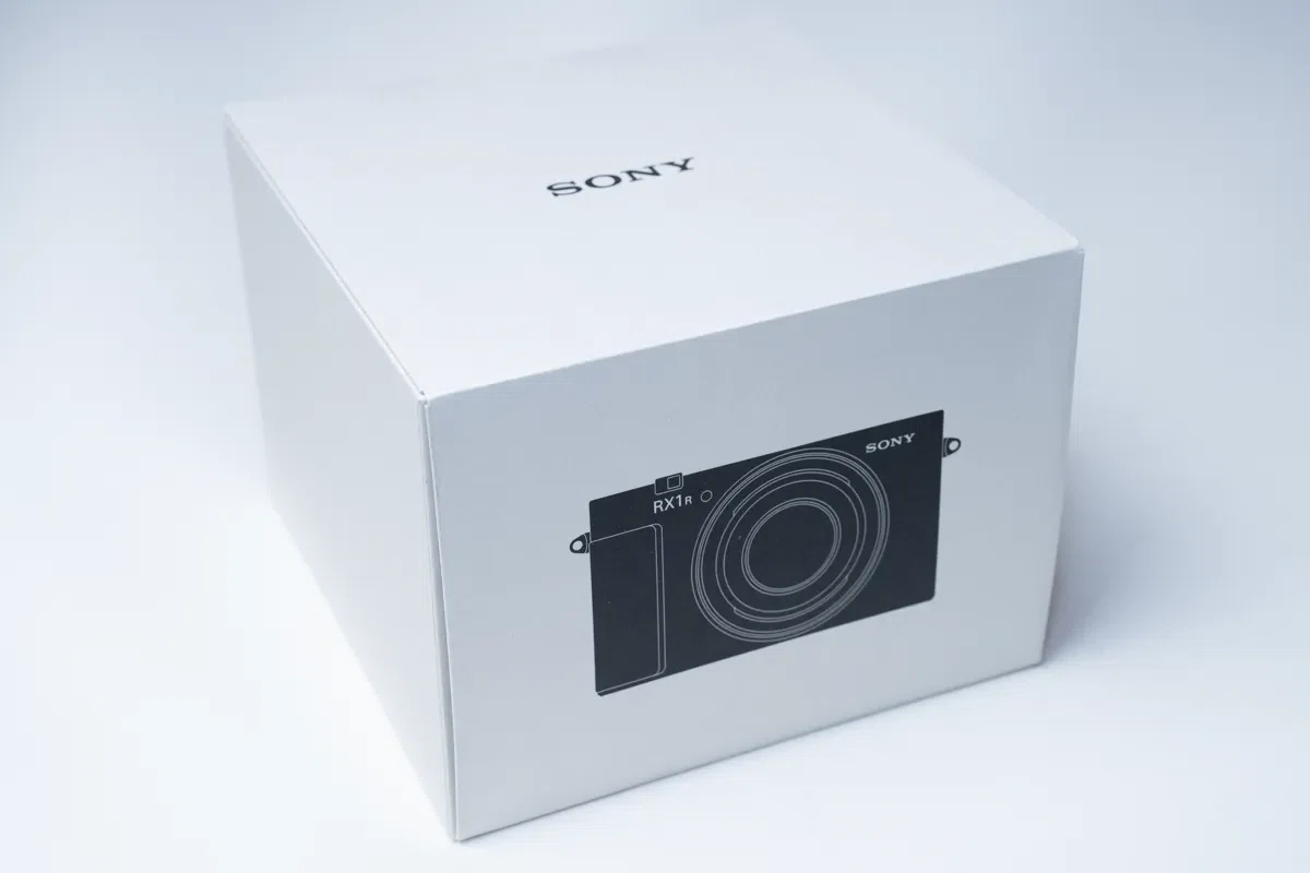 新製品 店頭常設展示開始＞レンズ一体型コンパクトカメラの最上位機種