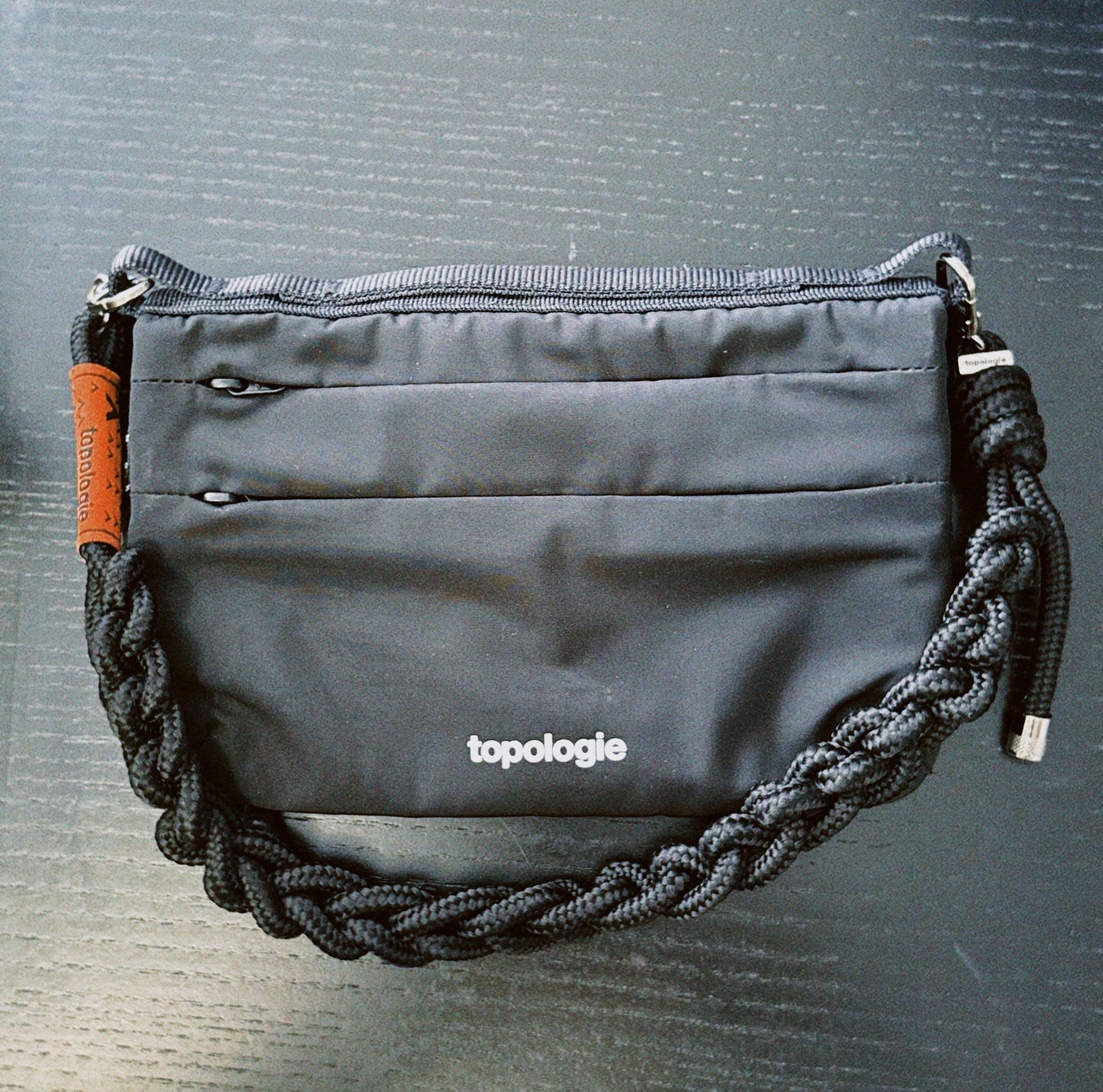 トポロジー フォンサコッシュ90＋レザーストラップ ポケット代わりに大活躍】topologie Phone Sacoche 90の使い勝手を徹底