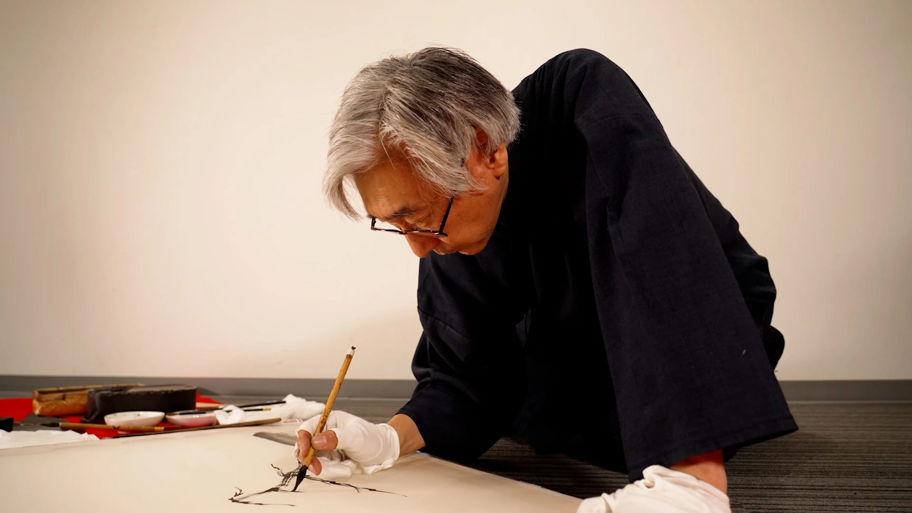 新ロビー壁面 組子の原画を描いた水墨画家・小林東雲氏 の想い〉組子