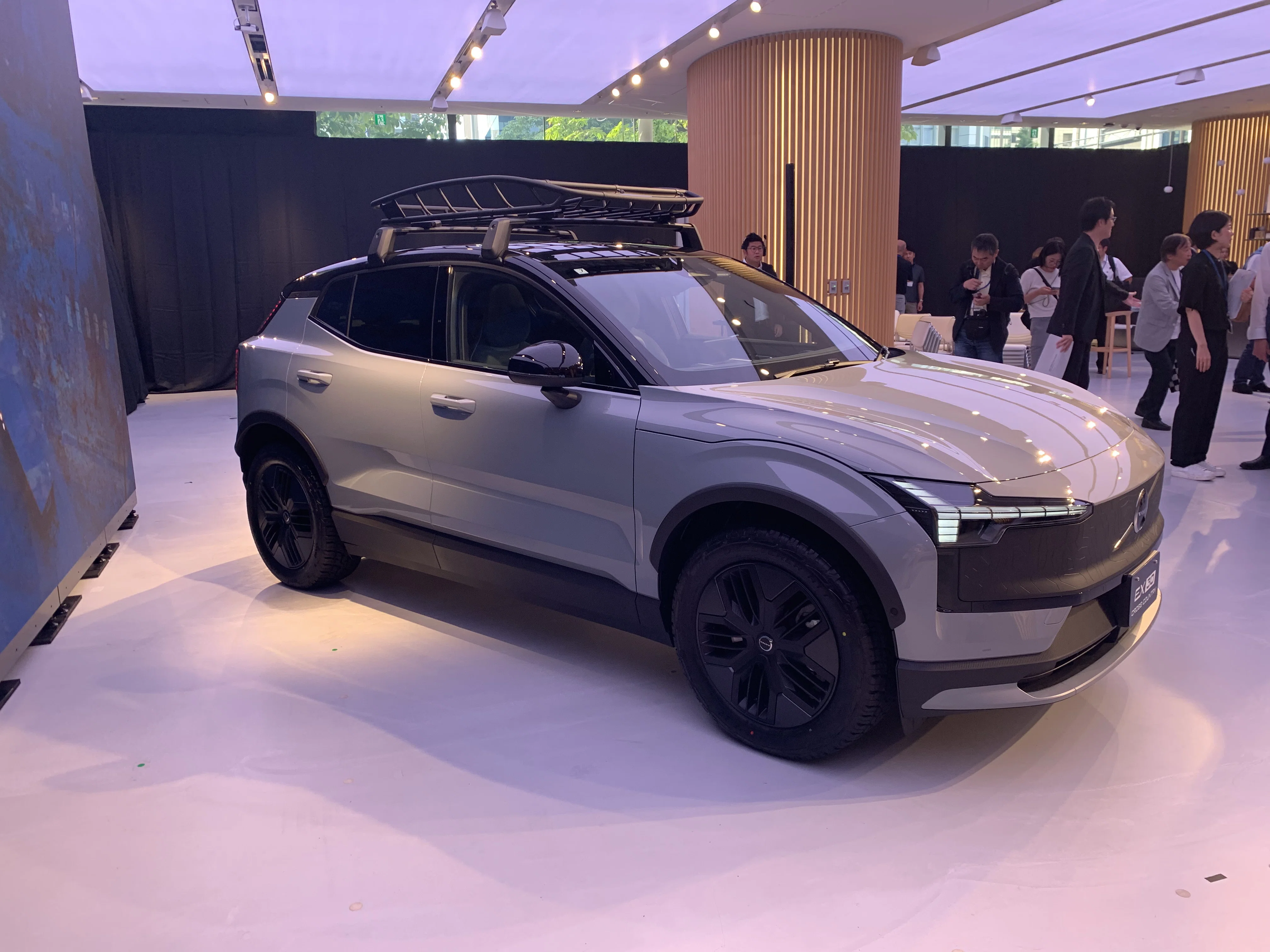 スウェーデン最高峰の緯度と経度が刻まれたEV。なぜ？｜金子浩久書店
