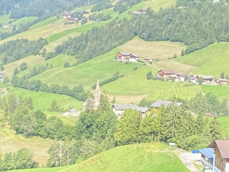 美しき牧草地帯の謎〜オーストリア、イタリア、スイス山岳地帯の旅