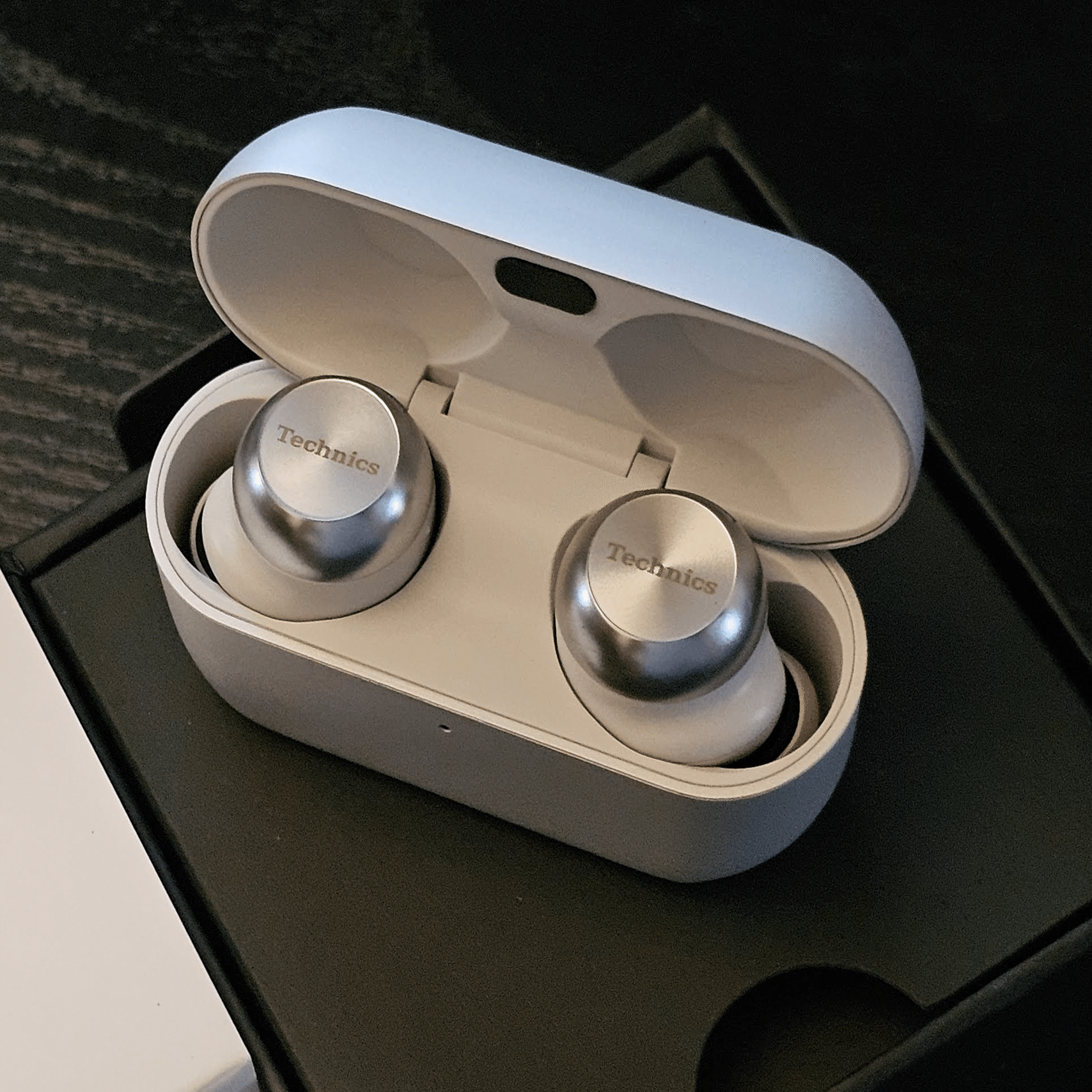 雑記】田町駅でイヤホンが暴走するので買い替えた話｜しもだん