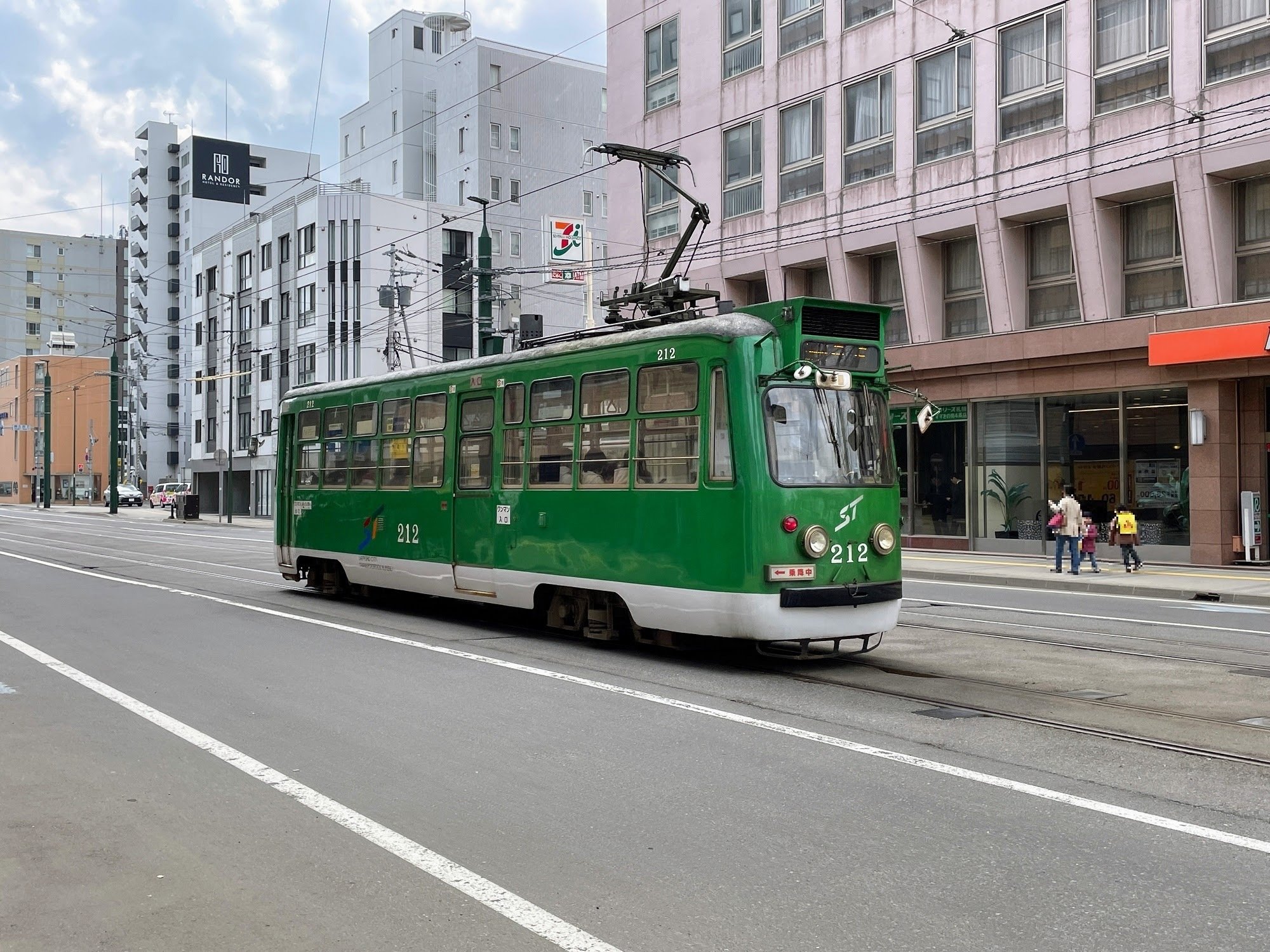 路面電車の魅力を徹底解説！チンチン電車の日（8月22日）の由来と日本