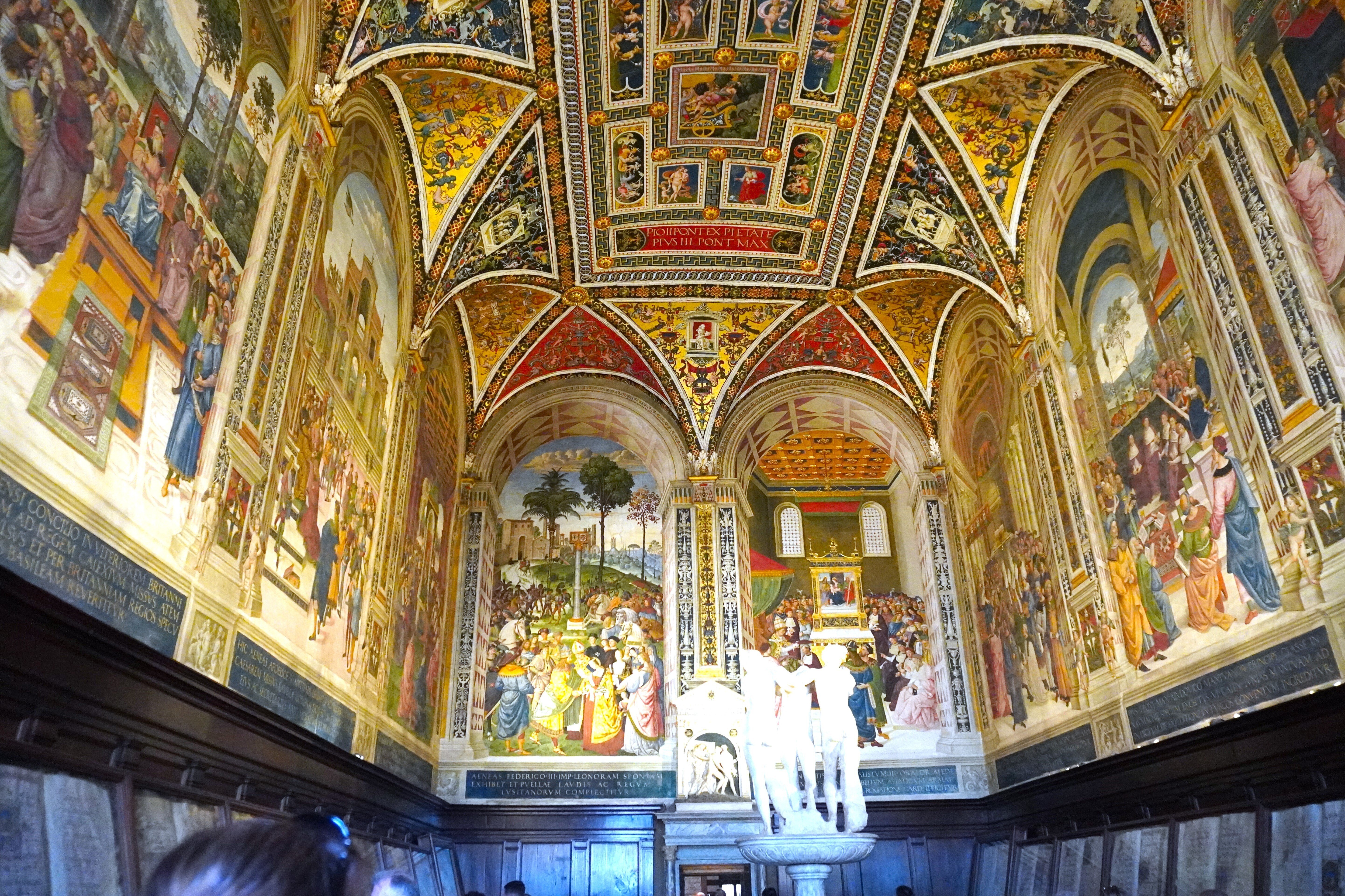 圧巻！シエナ大聖堂内・ピッコローミニ図書館のフレスコ画と煌びやかな