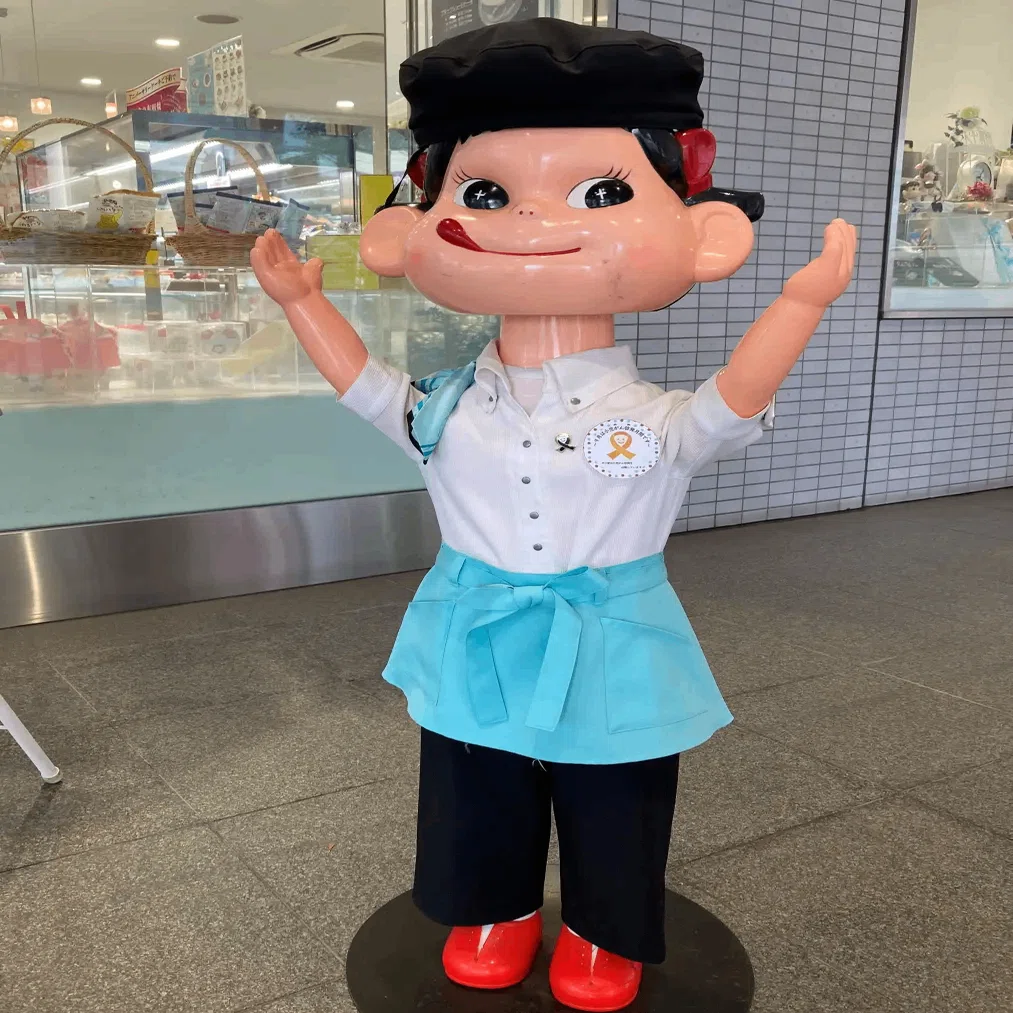 ペコちゃんがゴールドリボンをつけて小児がん啓発を応援｜鶴谷ゼミ_