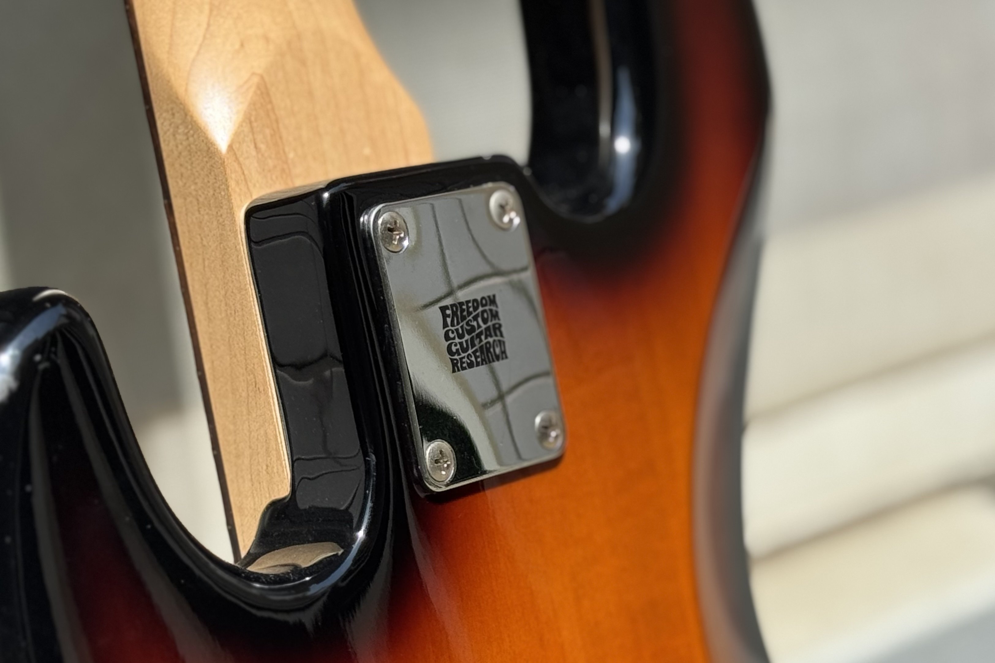 FenderとSquierの5連ペグ5弦ジャズベについて｜高橋敦