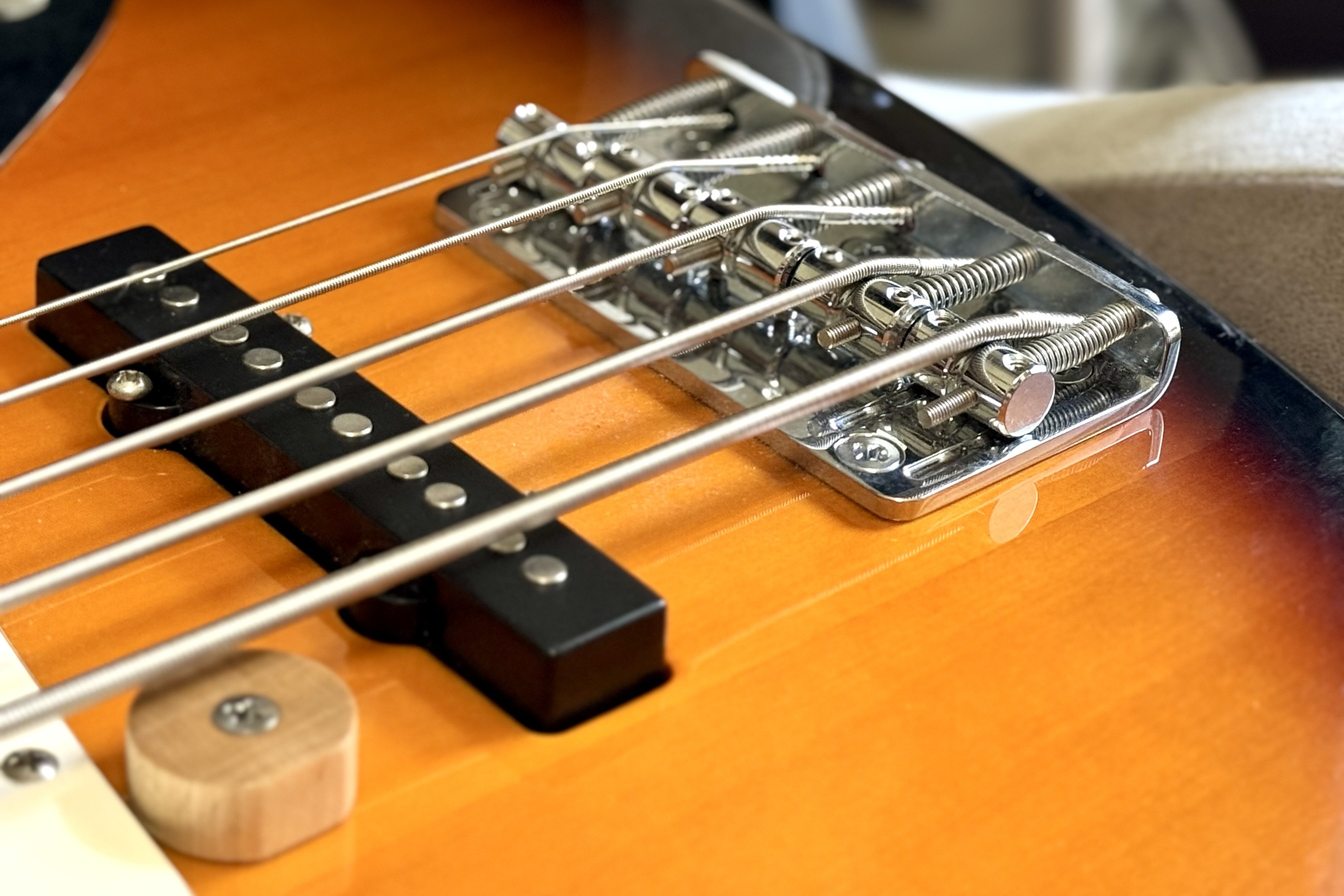 FenderとSquierの5連ペグ5弦ジャズベについて｜高橋敦