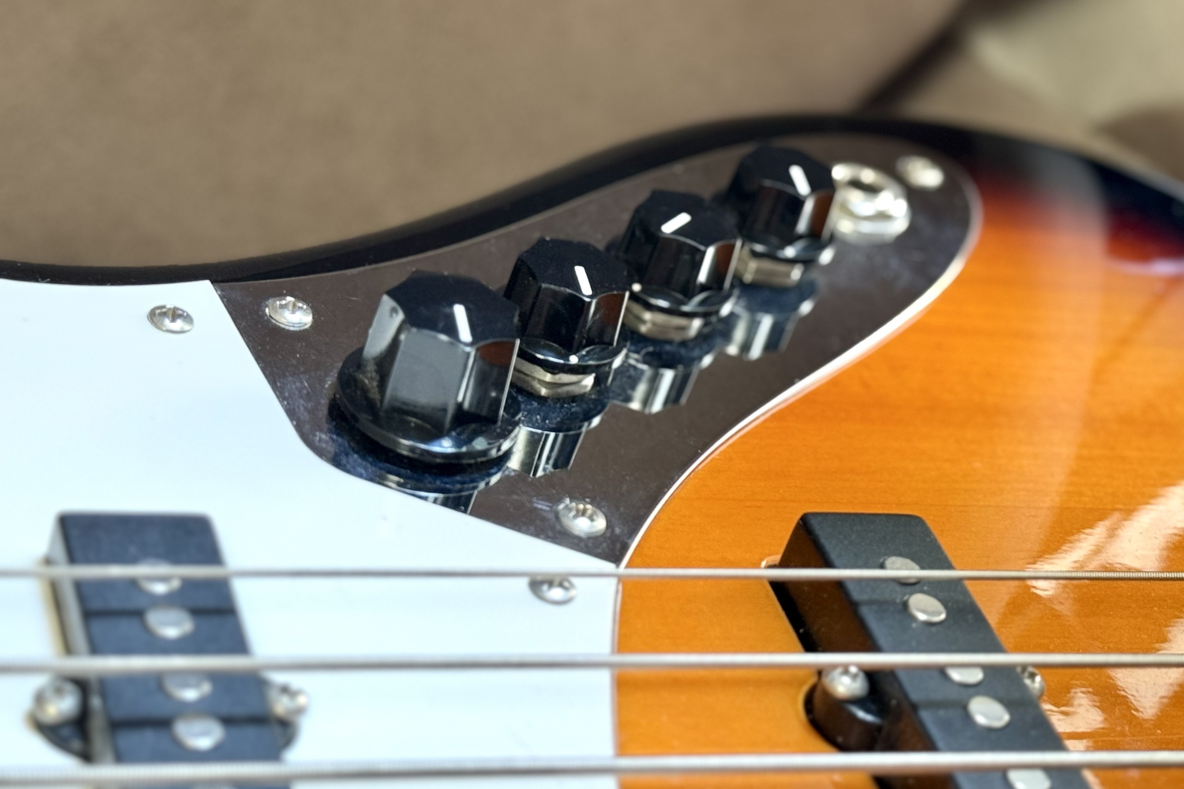 FenderとSquierの5連ペグ5弦ジャズベについて｜高橋敦