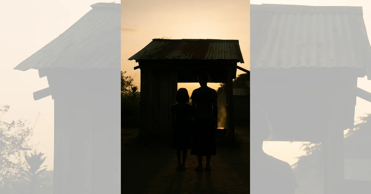 夕暮れの小さな小屋の前に立つ母娘のシルエット。質素な暮らしを象徴する光景。