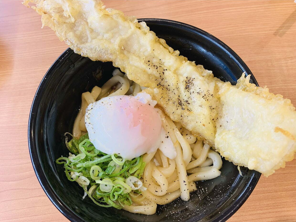 うどんページです。 ベーコン天釜玉うどん 2025.8.23｜おくむらなをし