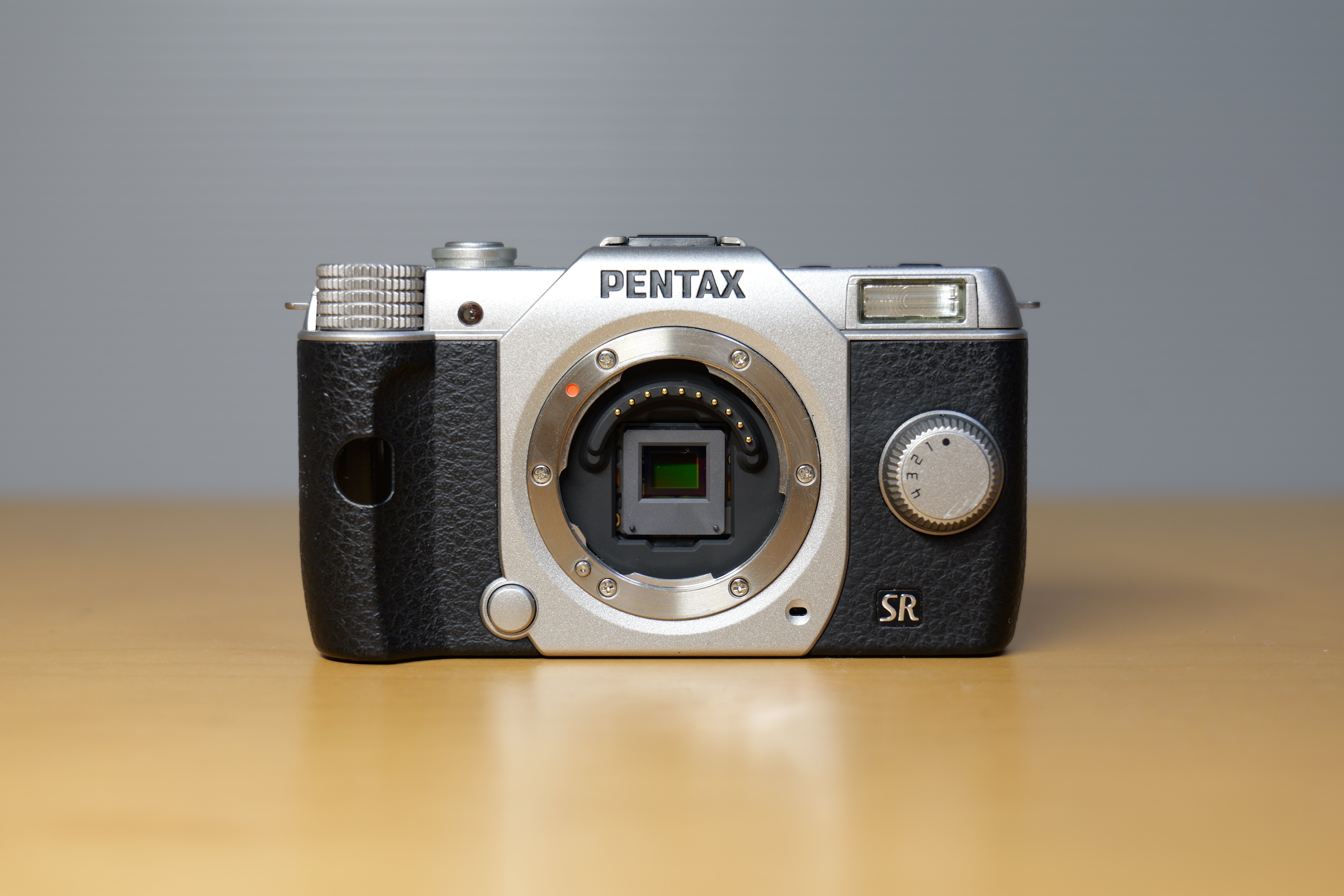 PENTAX Q10 世界最小ミラーレス一眼 手ブレ補正付　限定値下げ ポケットサイズのミラーレスカメラ、PENTAX Q-10｜たぬきふとん