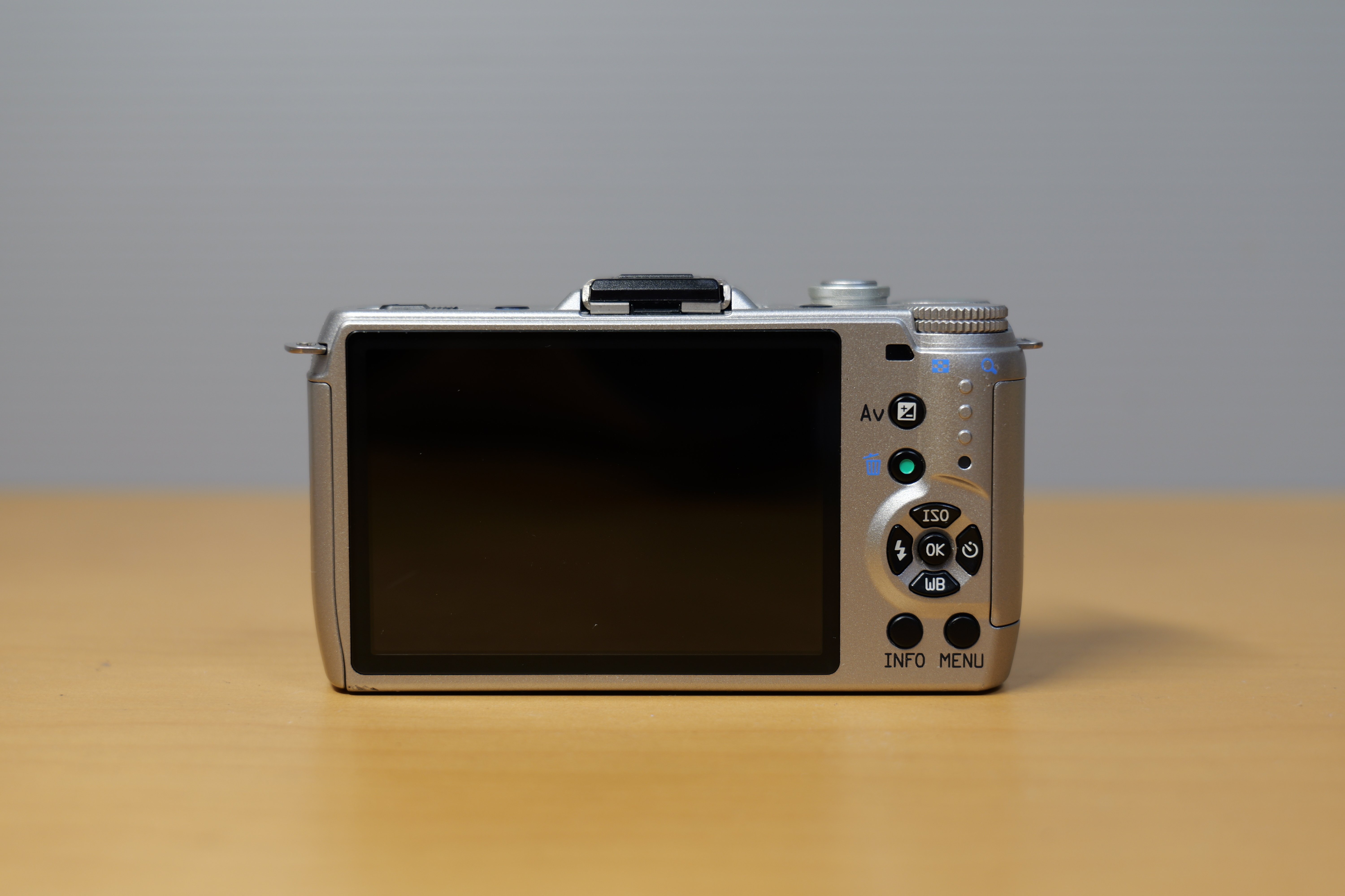 ポケットサイズのミラーレスカメラ、PENTAX Q-10｜たぬきふとん