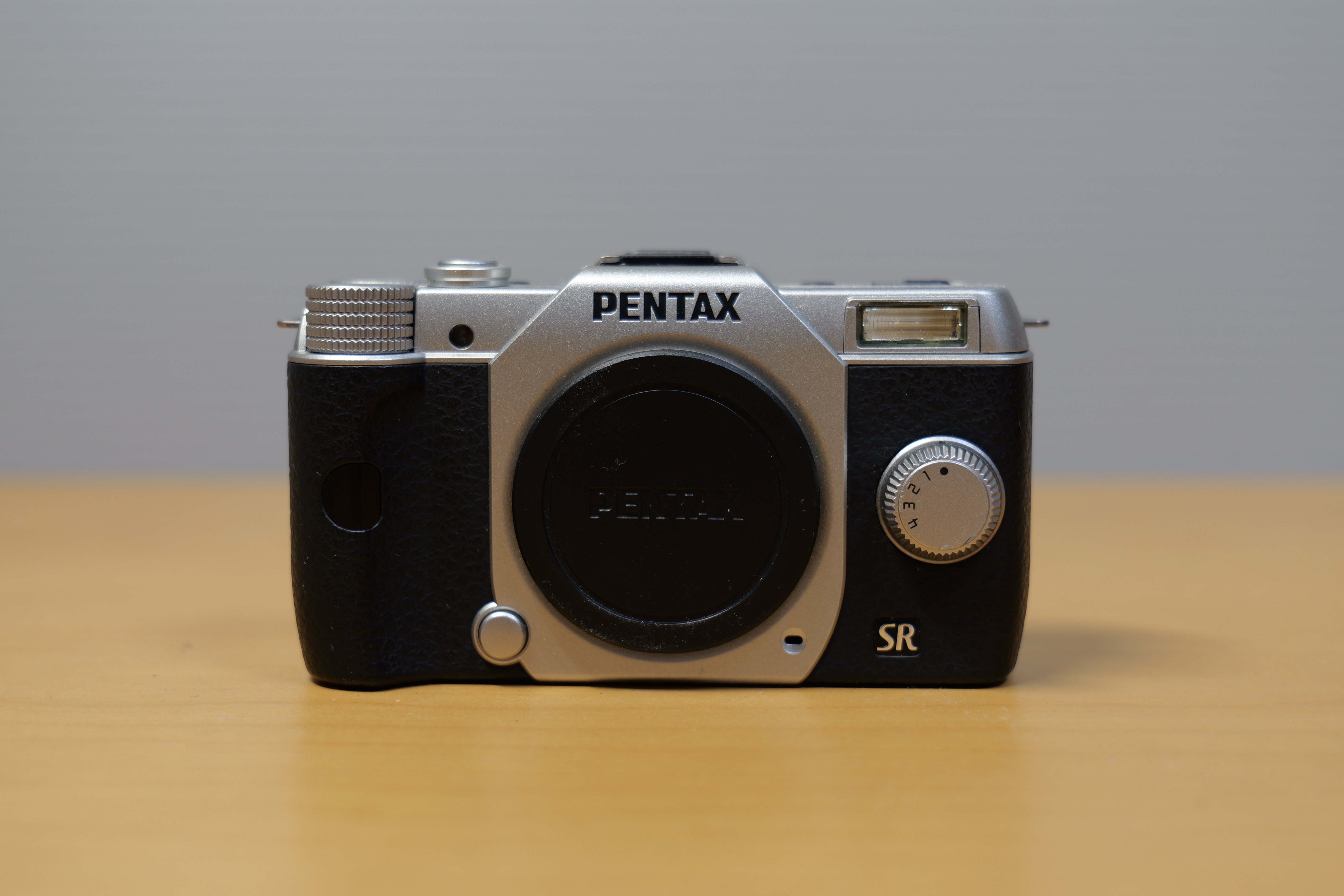 ポケットサイズのミラーレスカメラ、PENTAX Q-10｜たぬきふとん