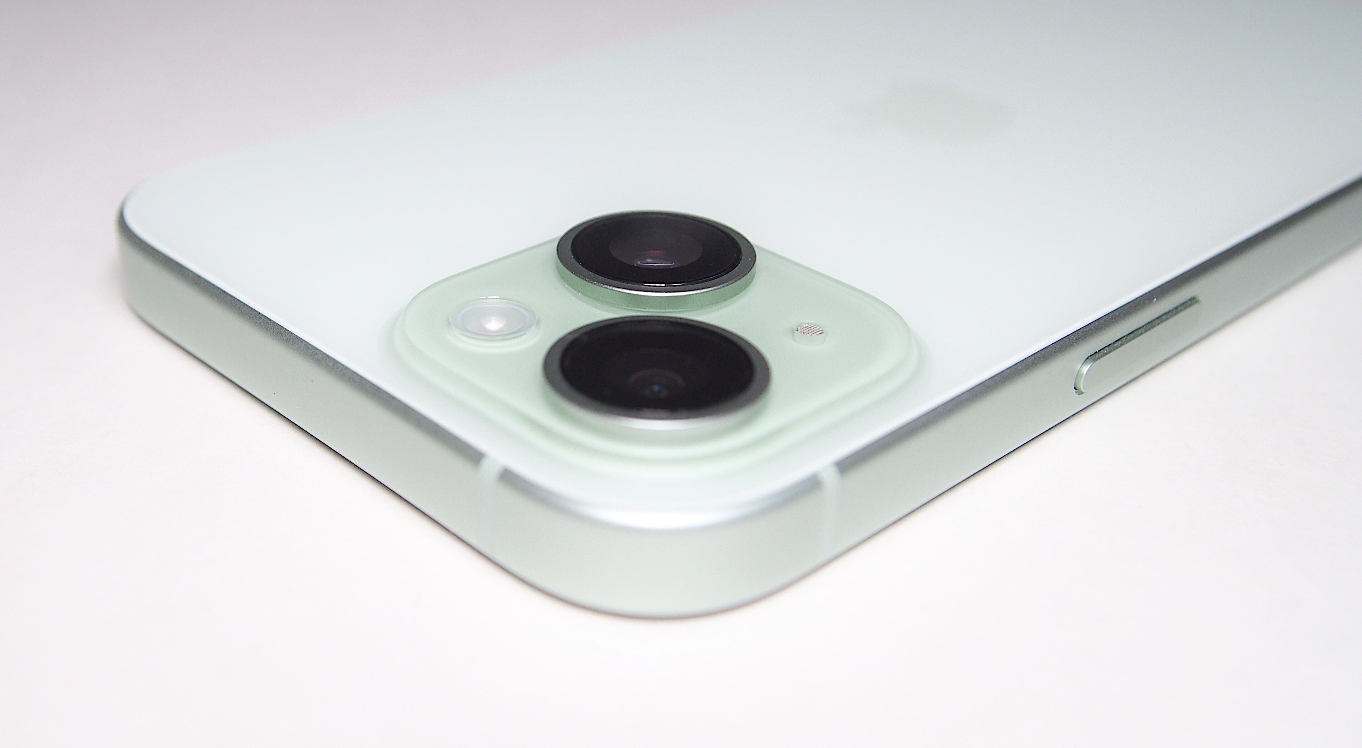 iPhone 15を1年半使ったレビュー。2025年も現役！タイプC採用で安く