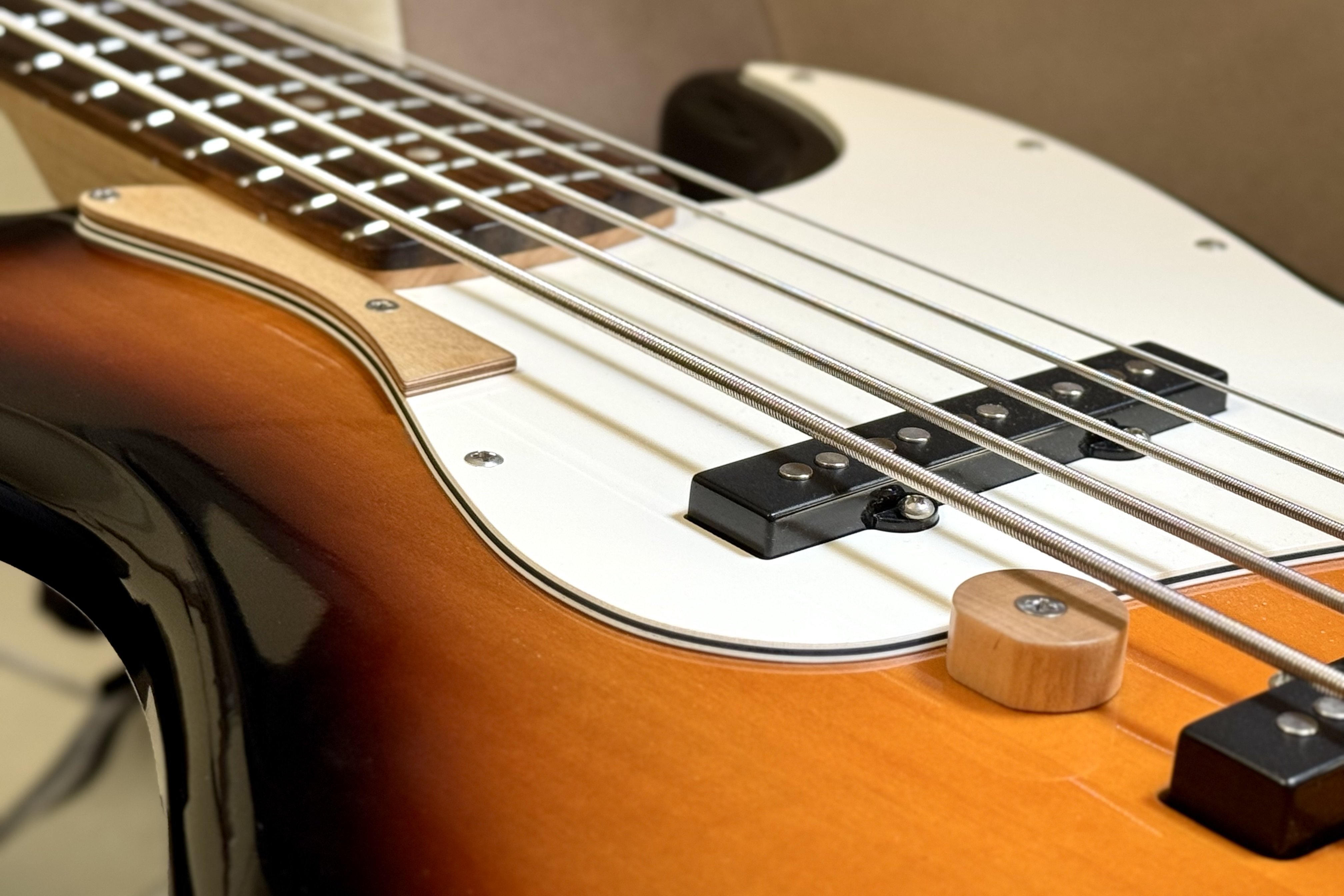 FenderとSquierの5連ペグ5弦ジャズベについて｜高橋敦