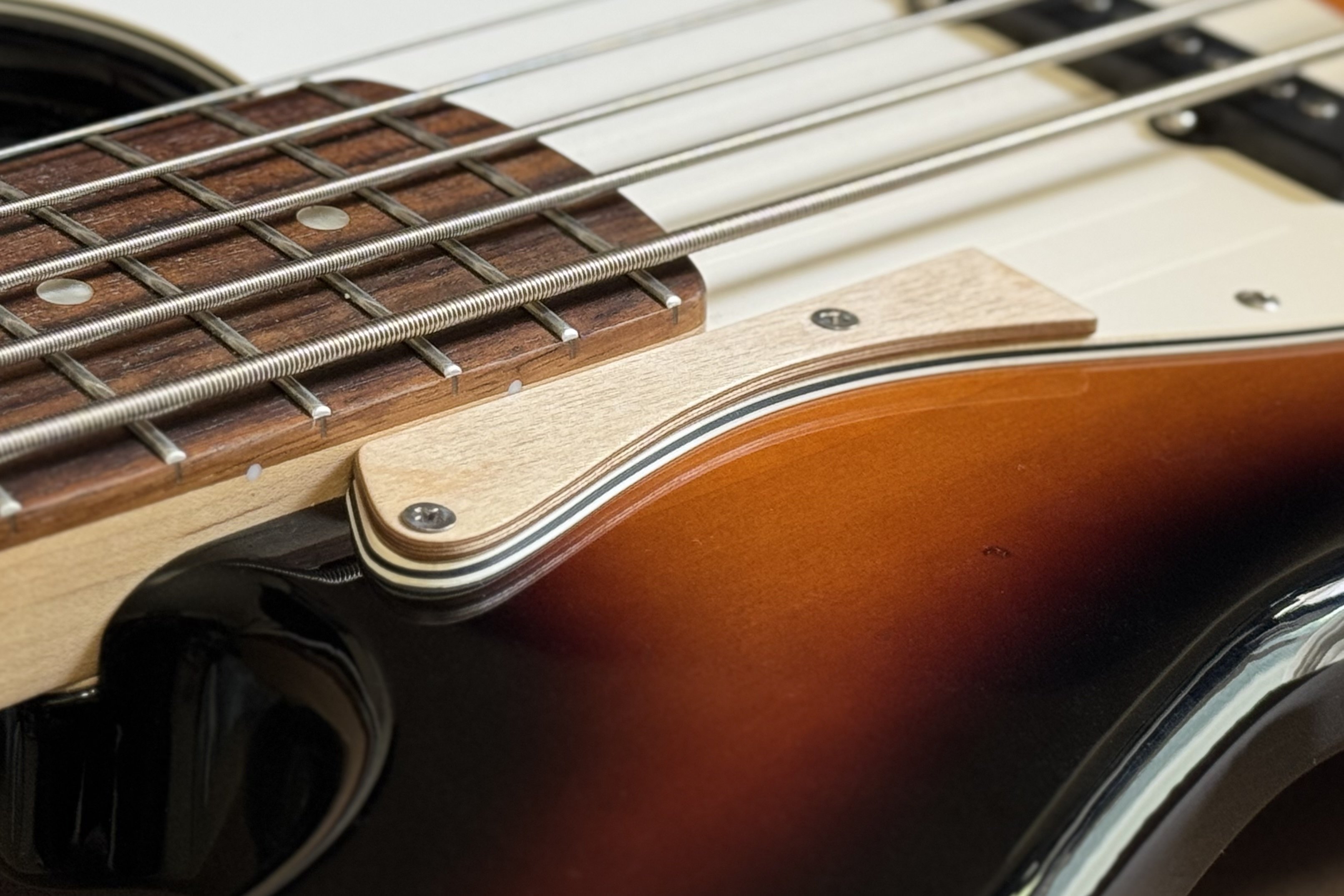 FenderとSquierの5連ペグ5弦ジャズベについて｜高橋敦