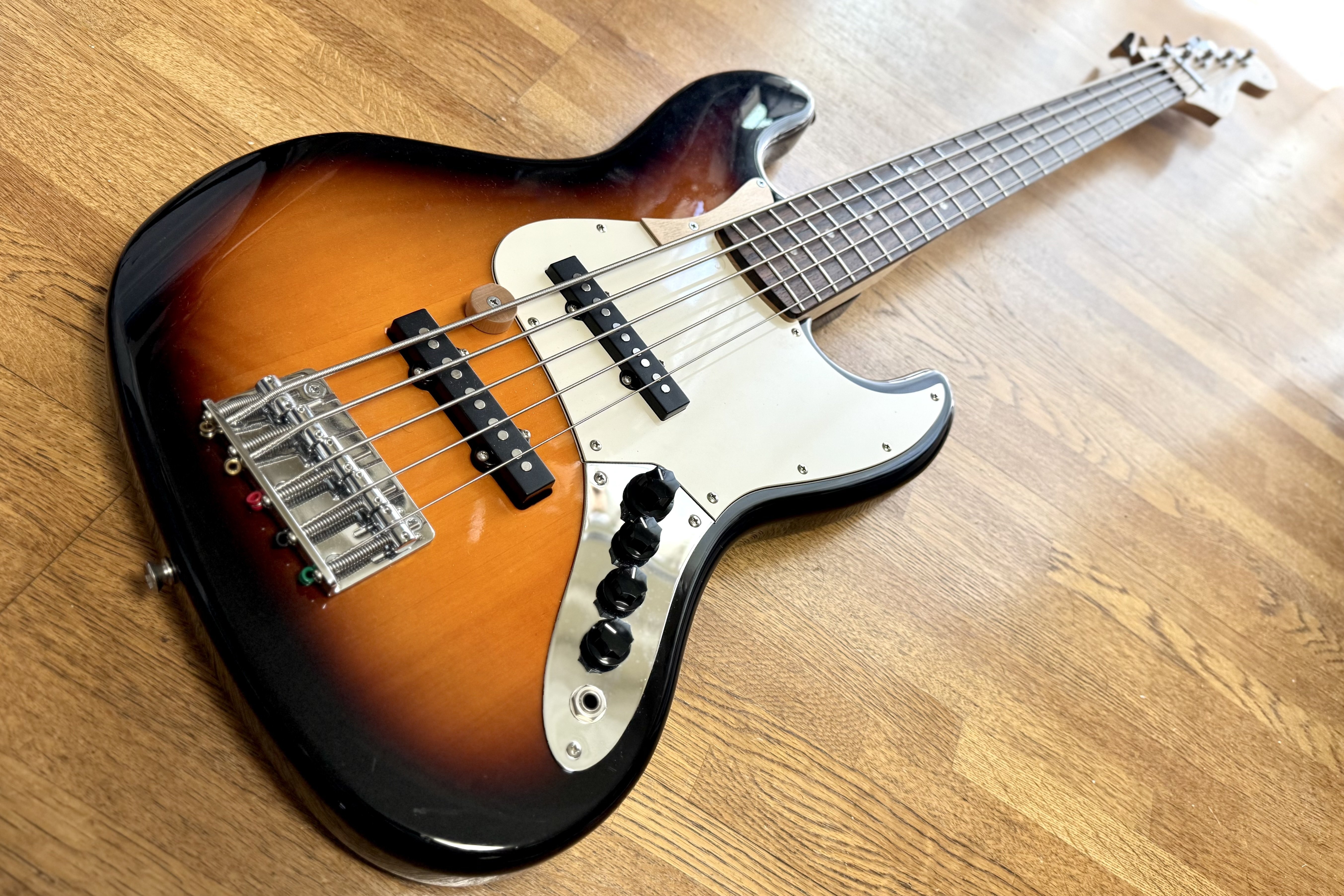 FenderとSquierの5連ペグ5弦ジャズベについて｜高橋敦