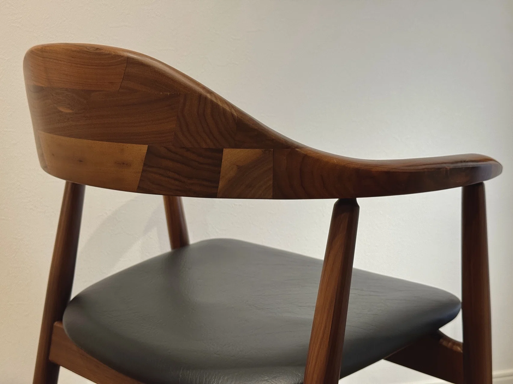 家族の時間にしっくりくる椅子 - DINING CHAIR MANTA｜りおつ