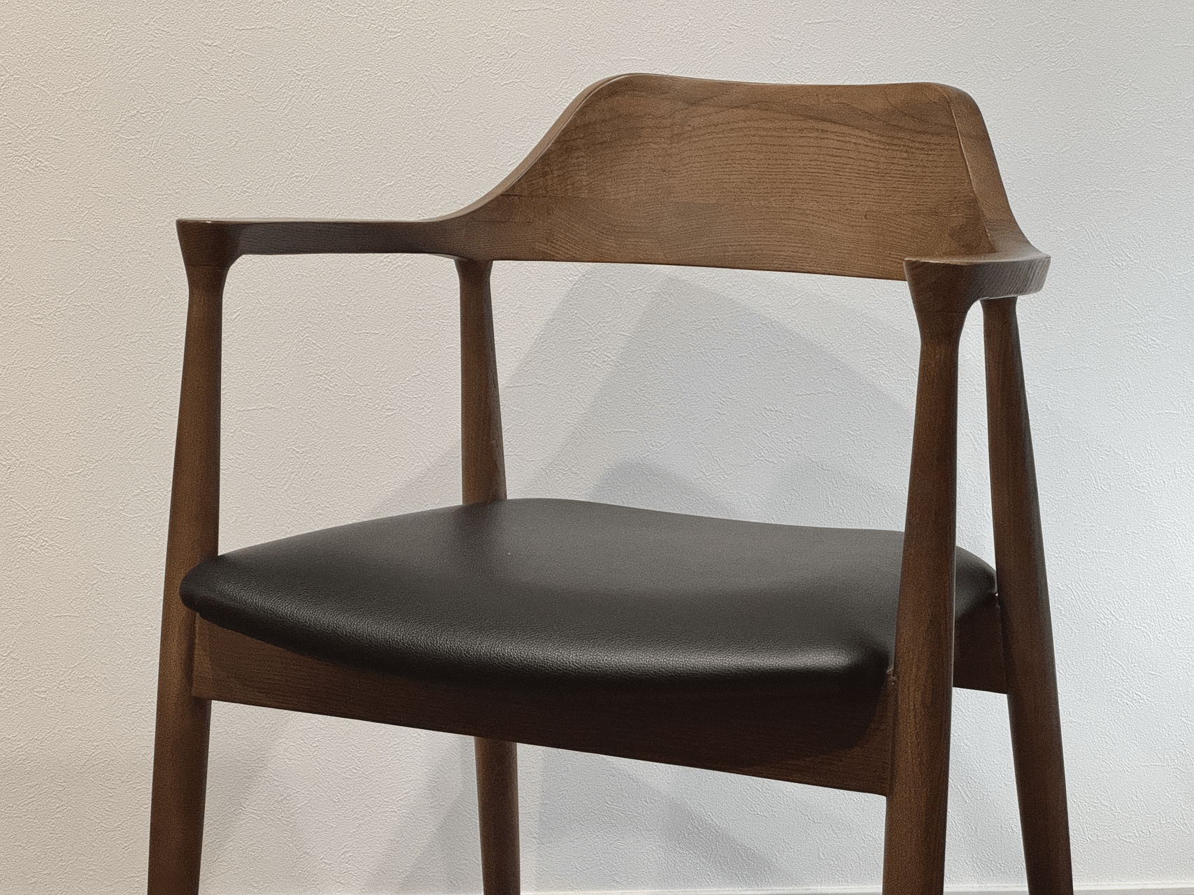 家族の時間にしっくりくる椅子 - DINING CHAIR MANTA｜りおつ