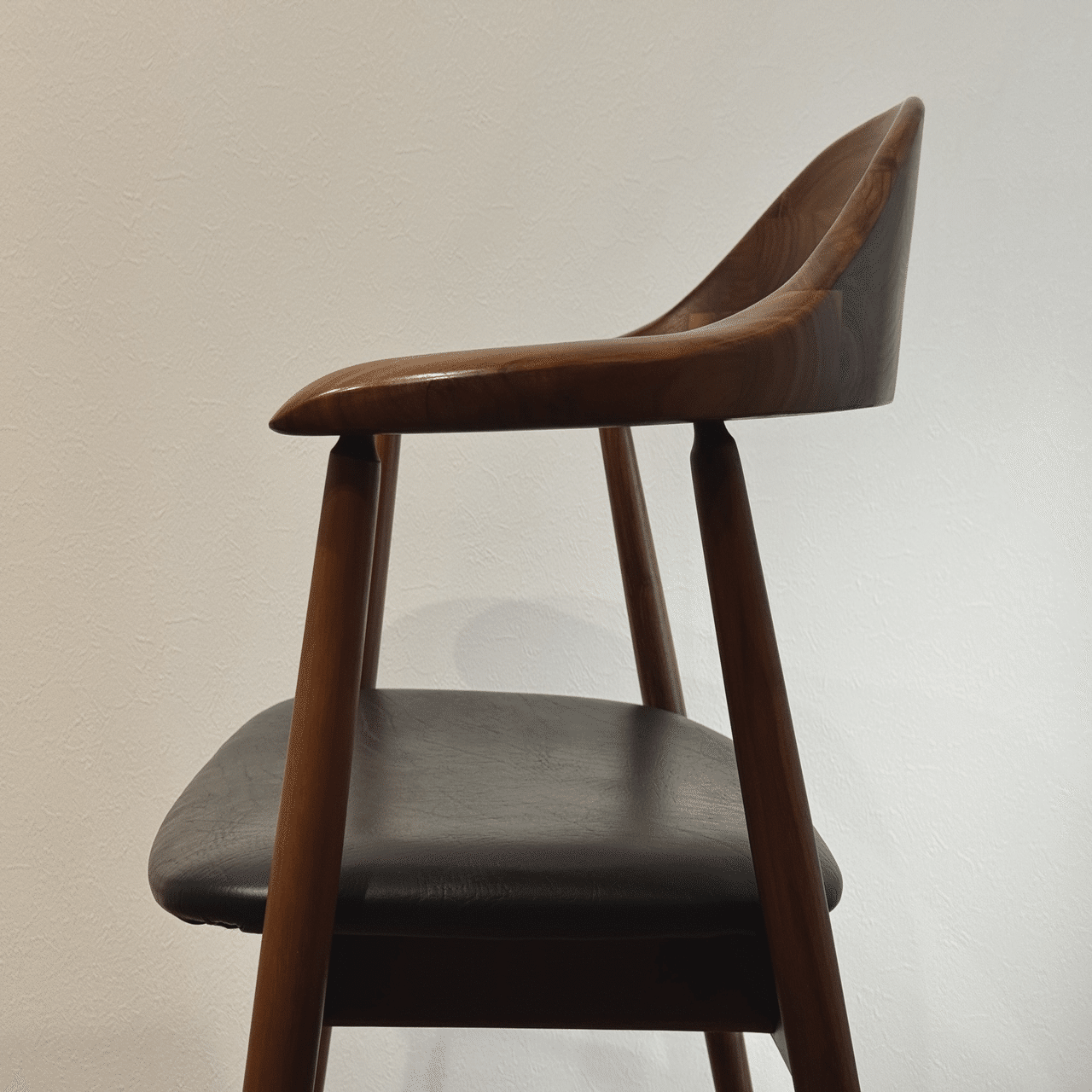 家族の時間にしっくりくる椅子 - DINING CHAIR MANTA｜りおつ