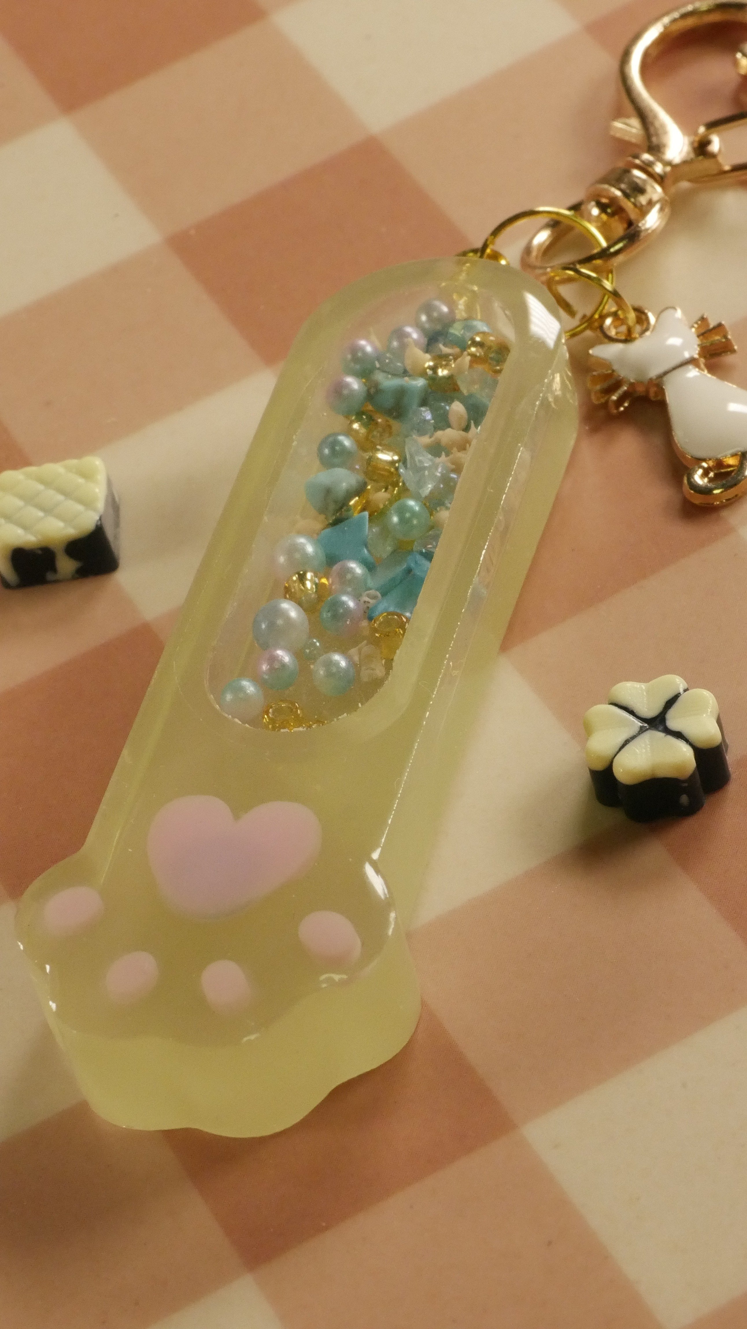 レジン】猫の手がチョコを捕まえる！？不思議なレジンキーホルダー