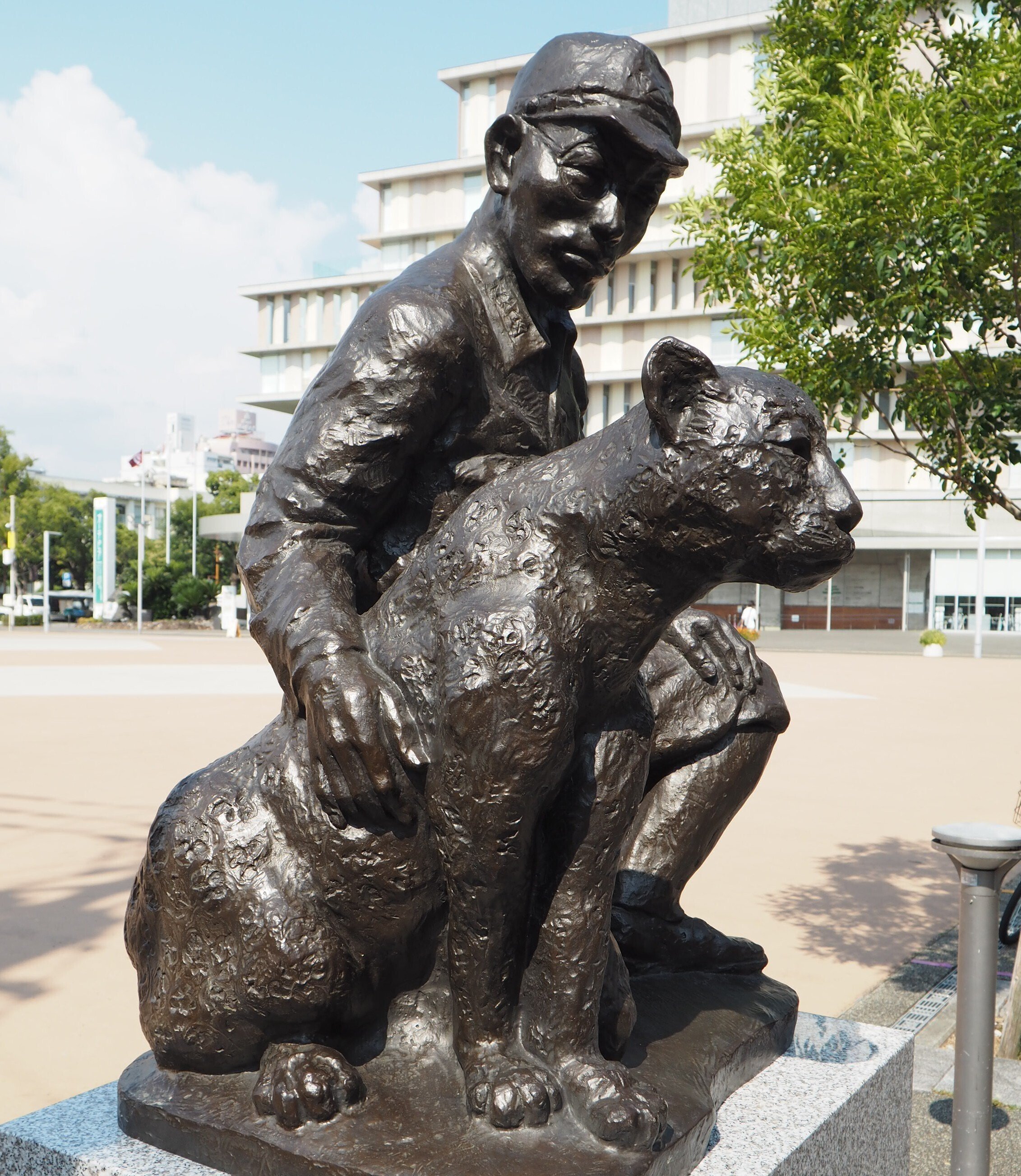 高知市に「ハチと兵士の像」戦争に翻弄されたヒョウの物語｜中山道雄