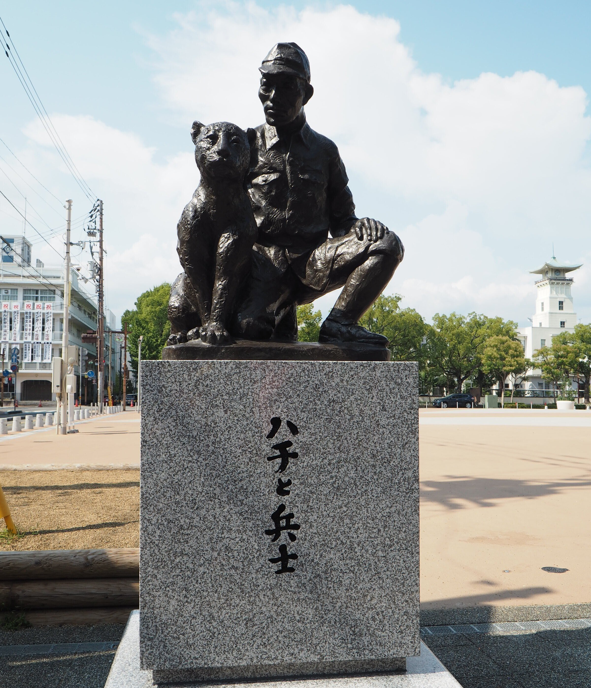 高知市に「ハチと兵士の像」戦争に翻弄されたヒョウの物語｜中山道雄